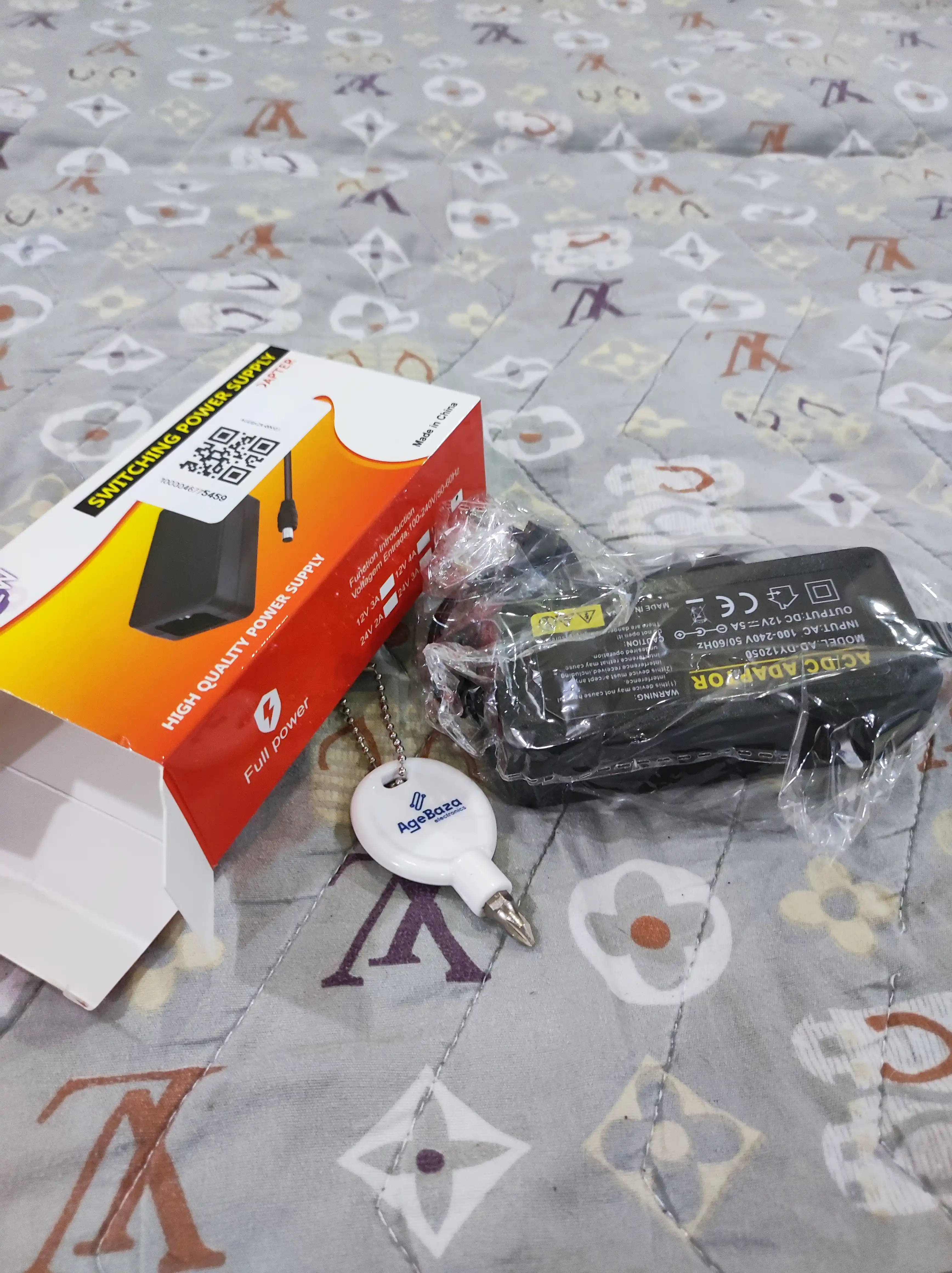 Universal blok pitaniya 12V, 5A, 60W LED, kameralar va routerlar uchun, quvvat bloki