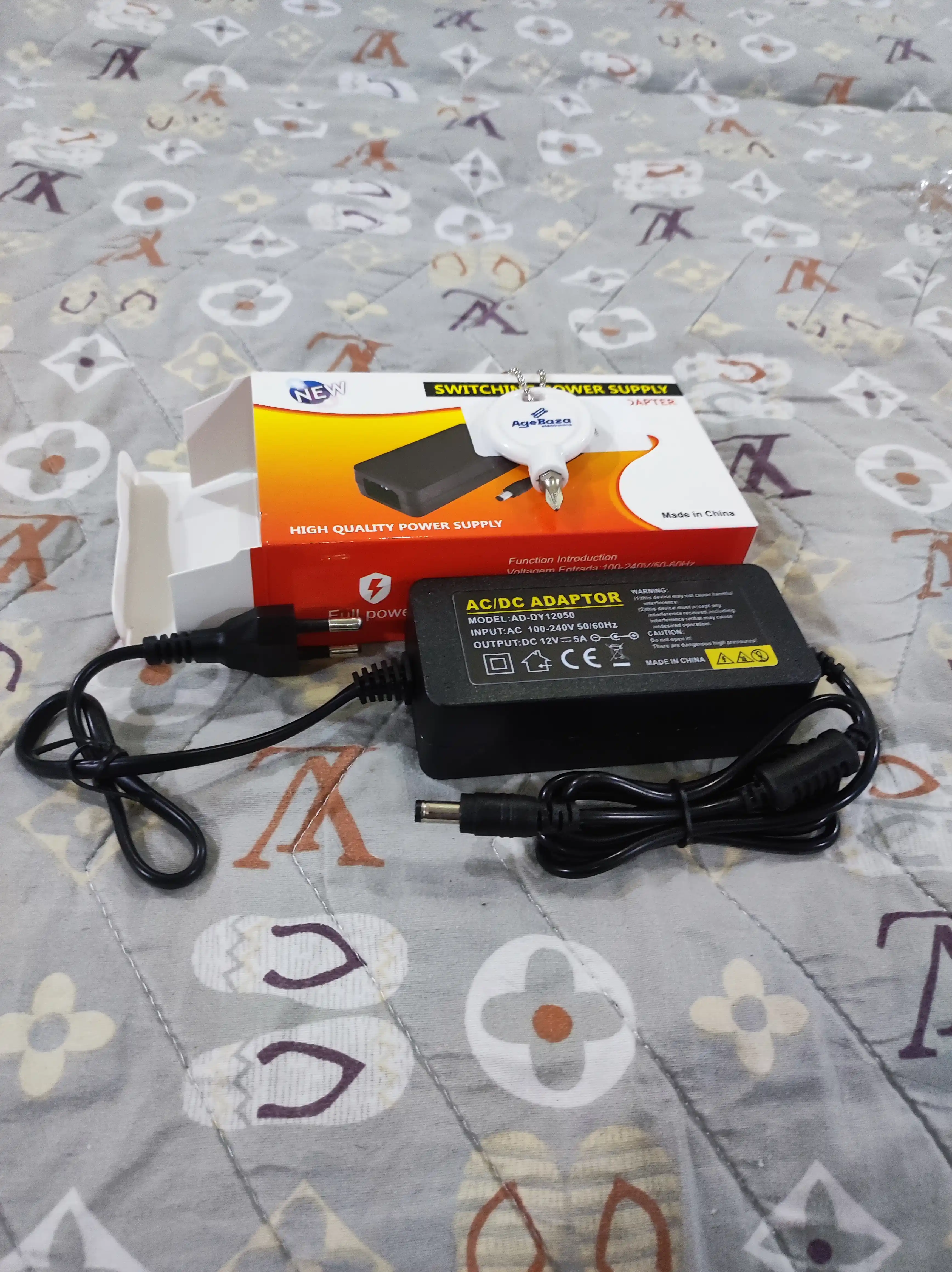 Universal blok pitaniya 12V, 5A, 60W LED, kameralar va routerlar uchun, quvvat bloki