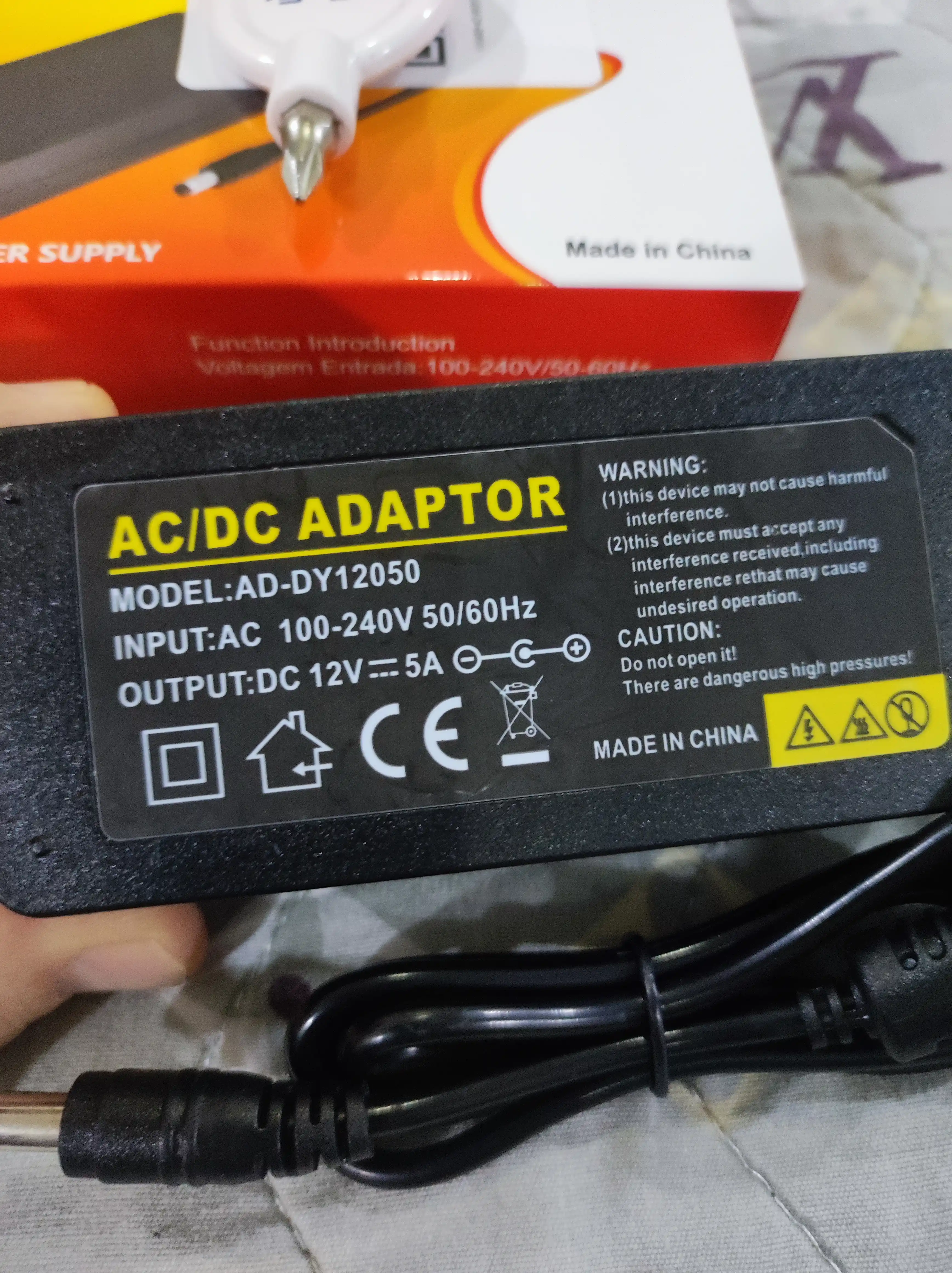 Universal blok pitaniya 12V, 5A, 60W LED, kameralar va routerlar uchun, quvvat bloki