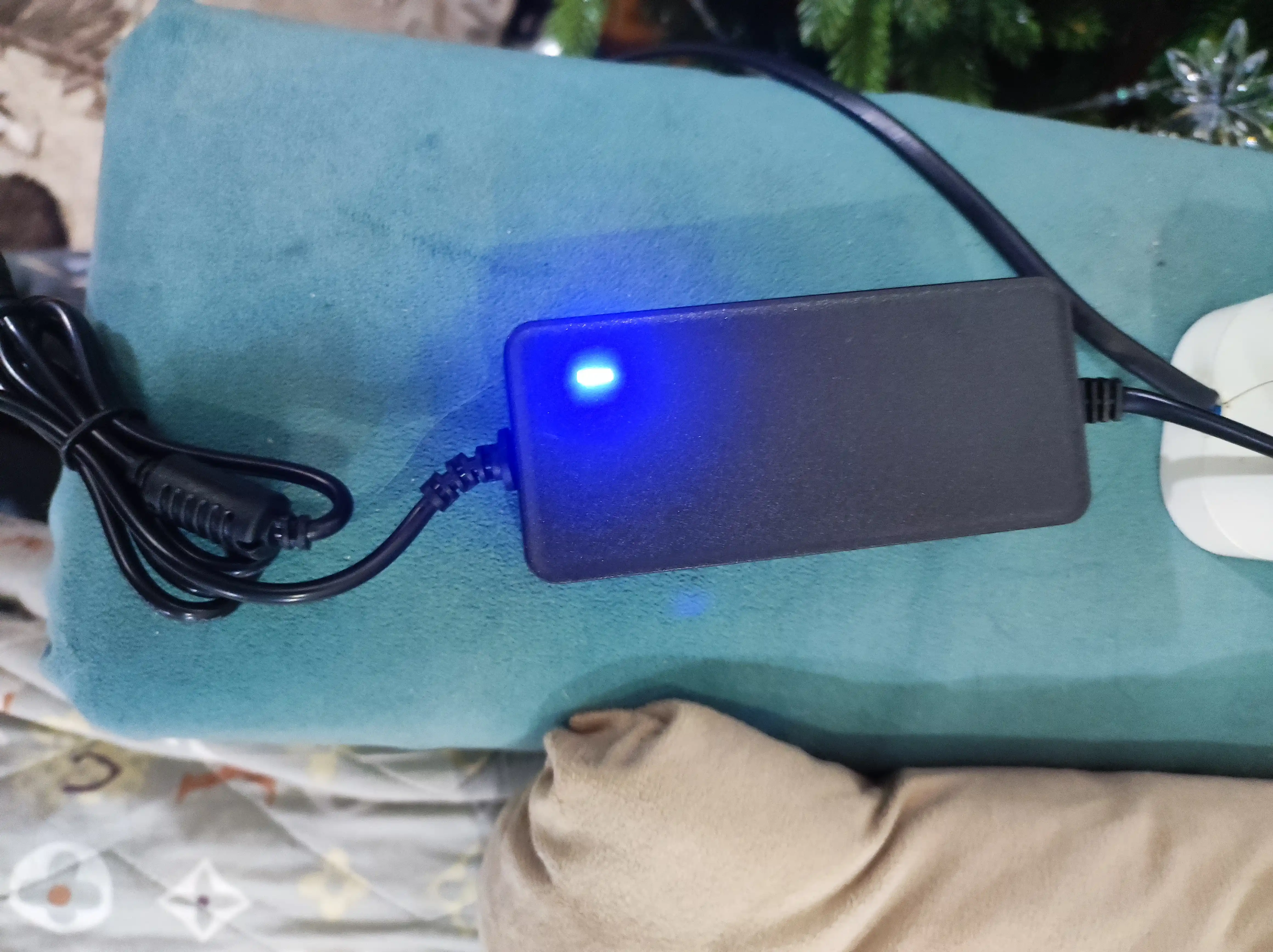 Universal blok pitaniya 12V, 5A, 60W LED, kameralar va routerlar uchun, quvvat bloki