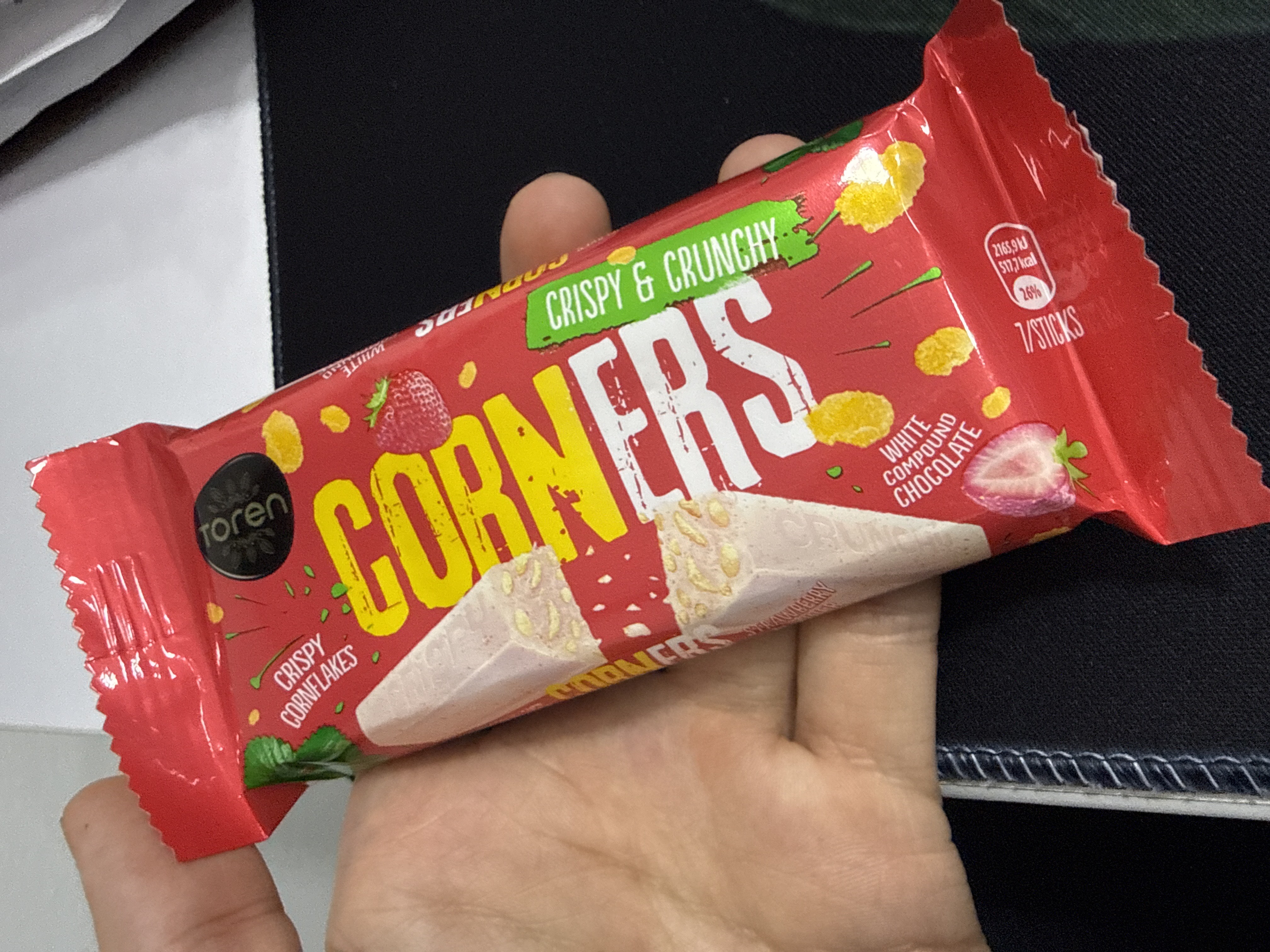 Batonchik Toren Corners, sutli glazurda jo‘xori pag‘alari, qulupnayli nachinka bilan, 55 g