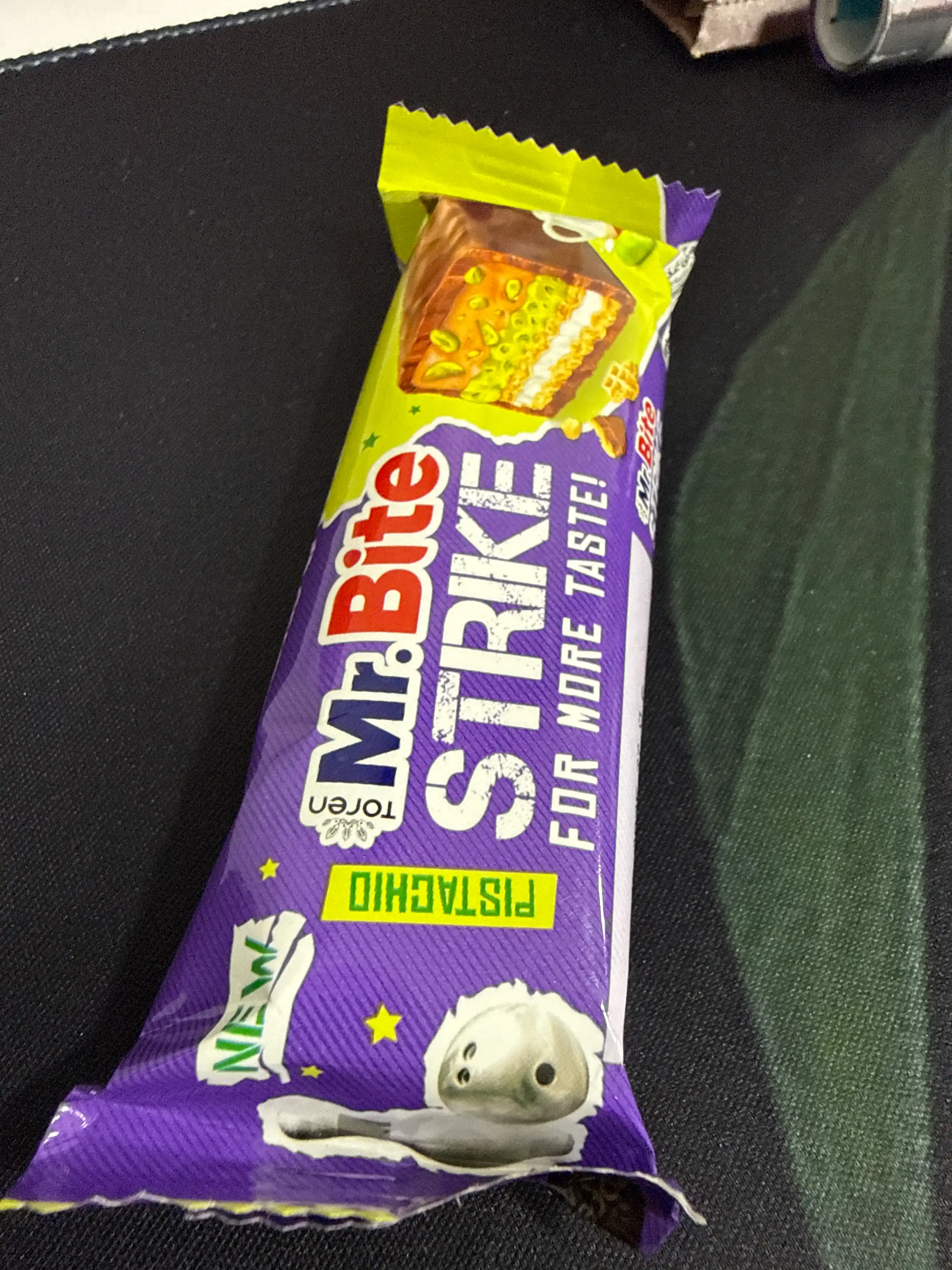 Mr.Bite Strike vafli batonchasi, sutli va pistali krem, pista va karamel bilan