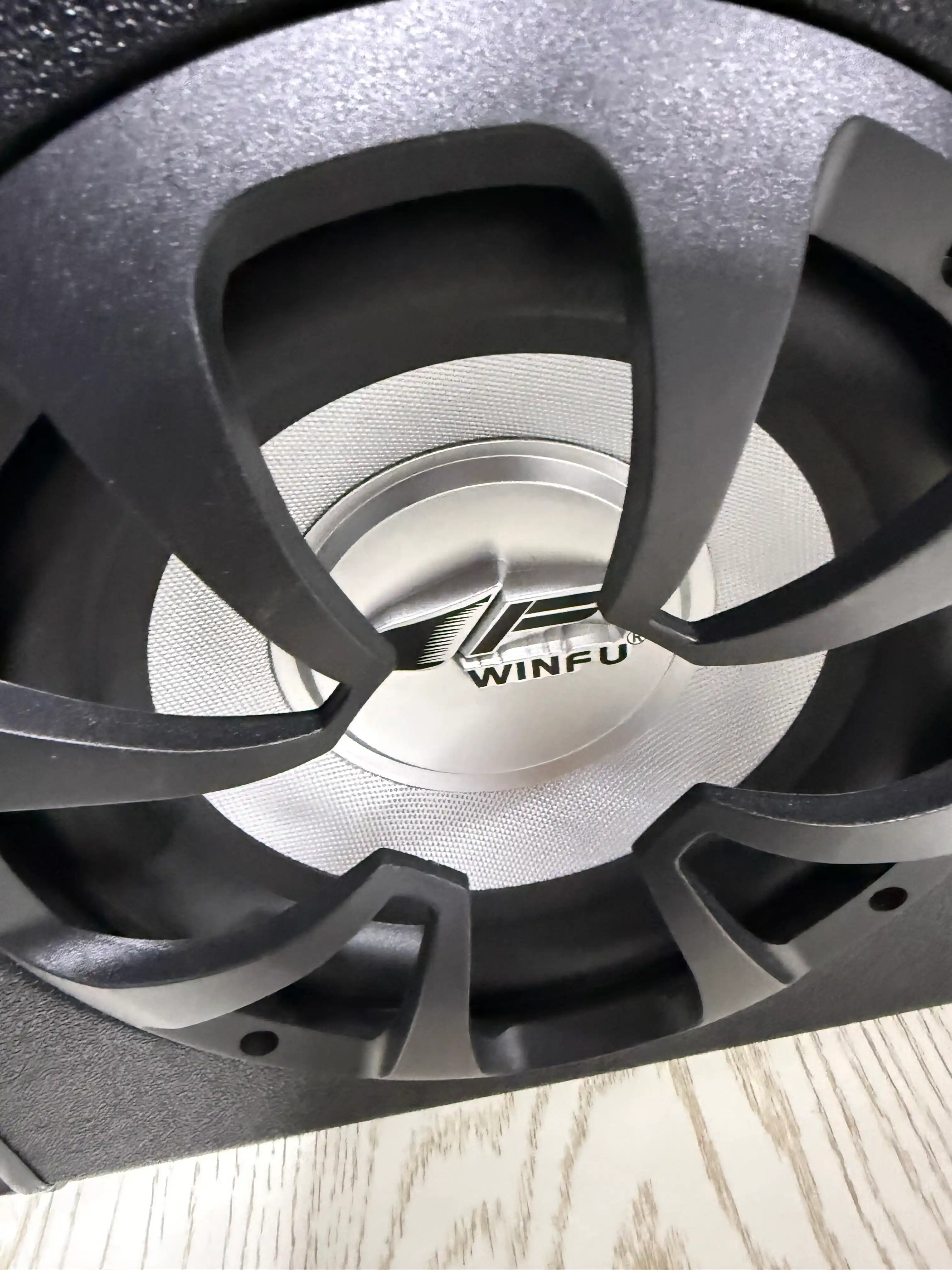 Avtomobil uchun 8 dyuymli sabvufer, USB va Bluetooth qo‘llab-quvvatlovi bilan, 1800W