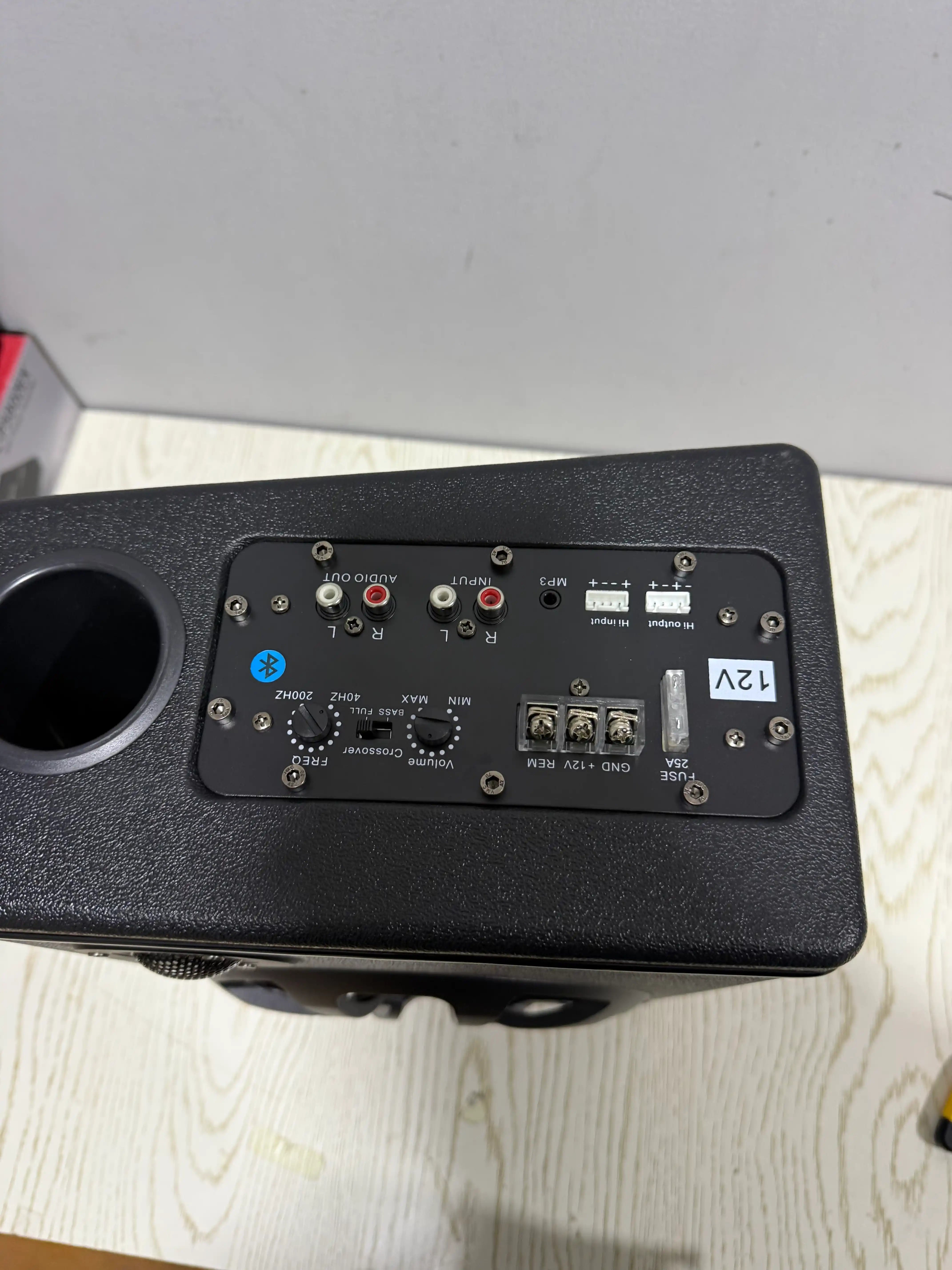 Avtomobil uchun 8 dyuymli sabvufer, USB va Bluetooth qo‘llab-quvvatlovi bilan, 1800W