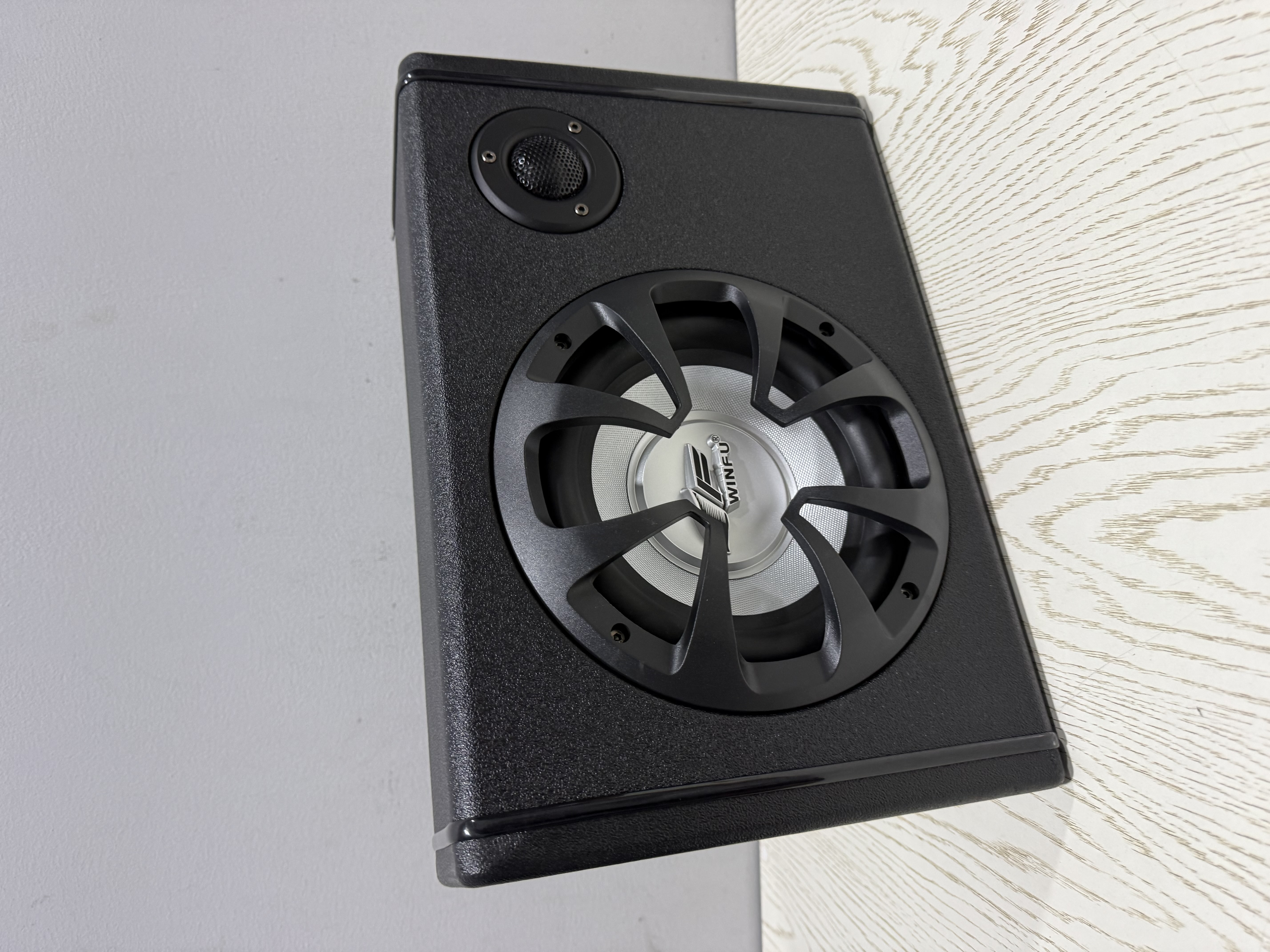 Avtomobil uchun 8 dyuymli sabvufer, USB va Bluetooth qo‘llab-quvvatlovi bilan, 1800W