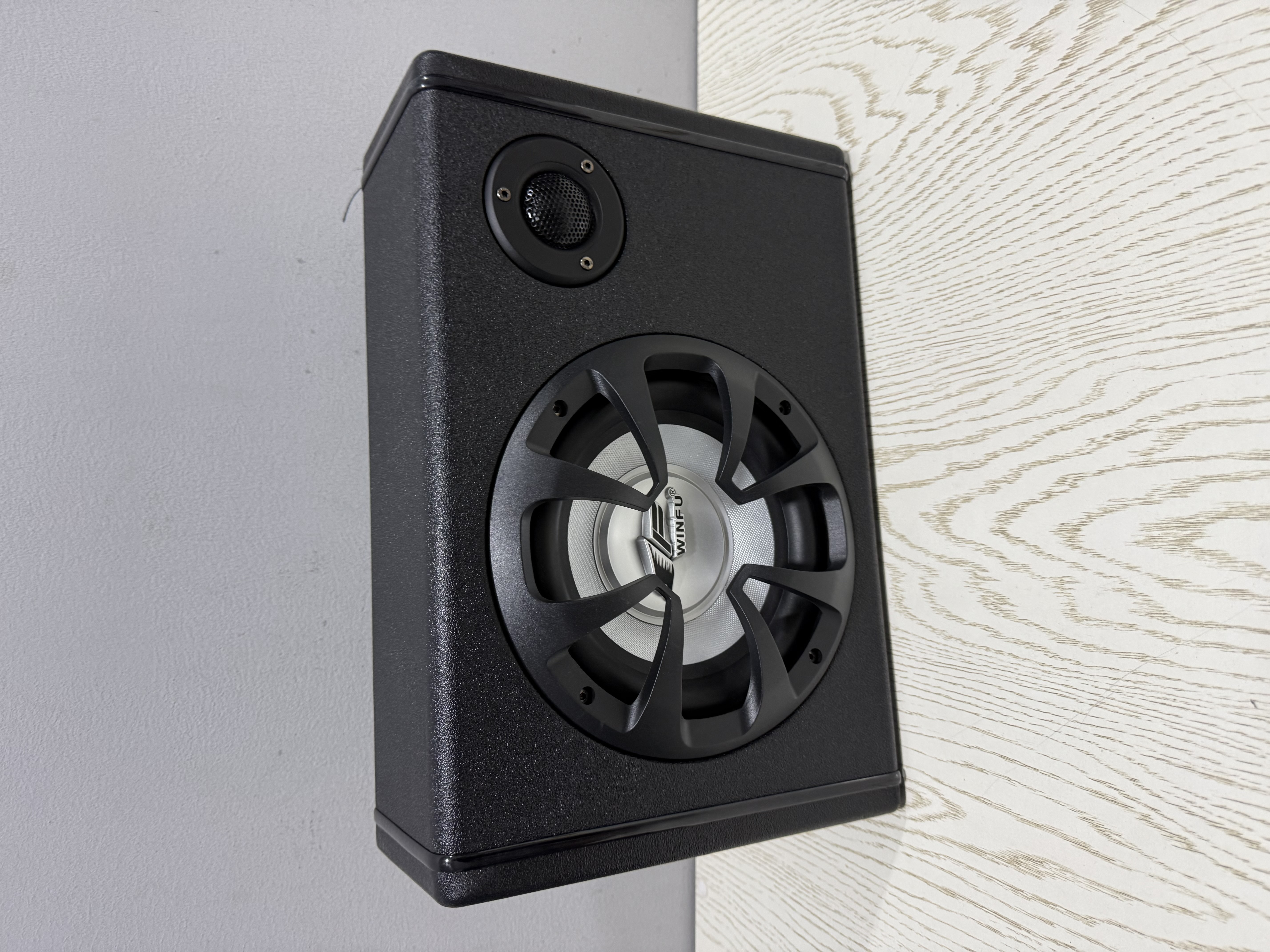 Avtomobil uchun 8 dyuymli sabvufer, USB va Bluetooth qo‘llab-quvvatlovi bilan, 1800W