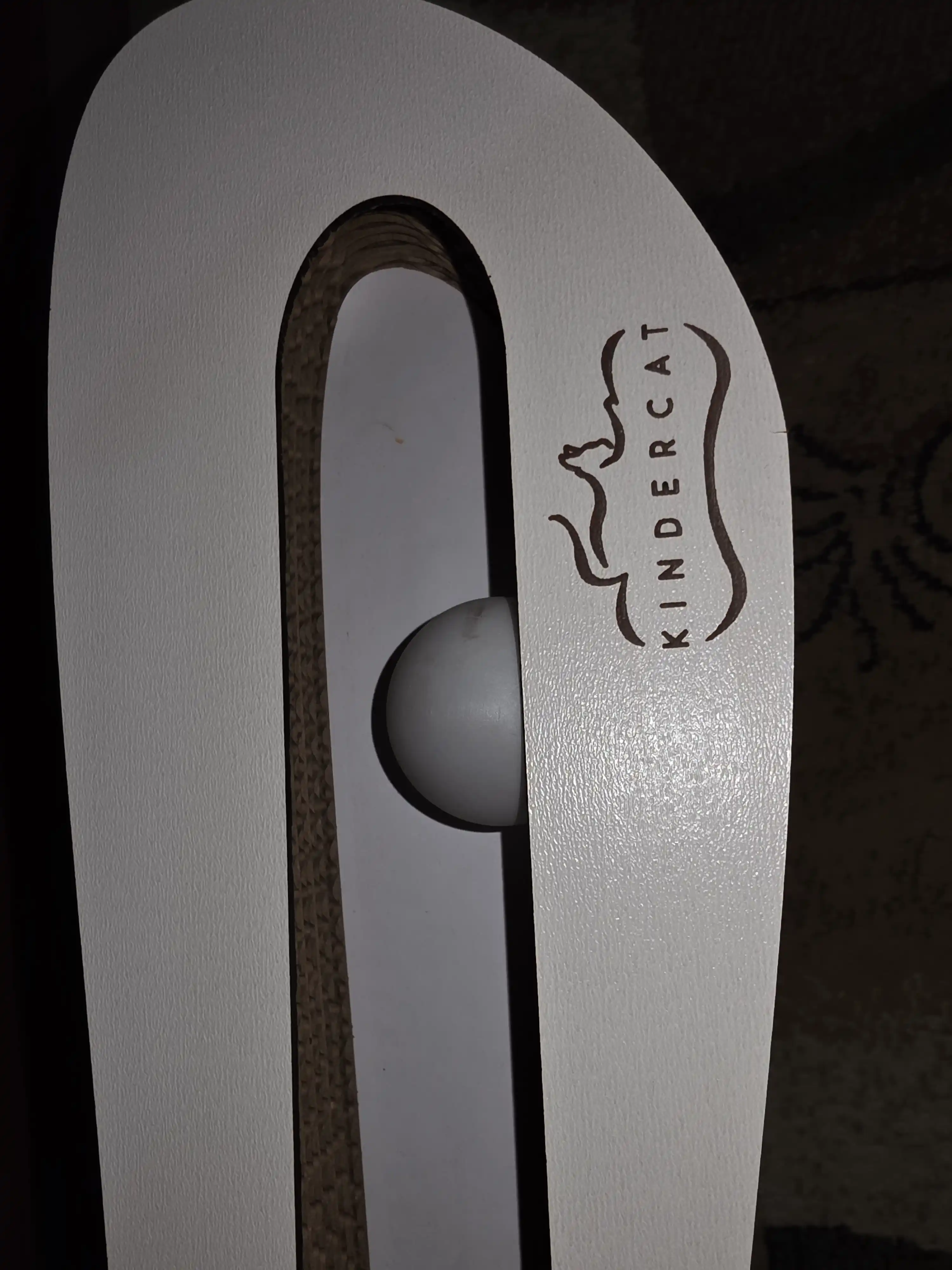 Tirnash ustuni KinderCat Saturn + koptok mushuklar uchun