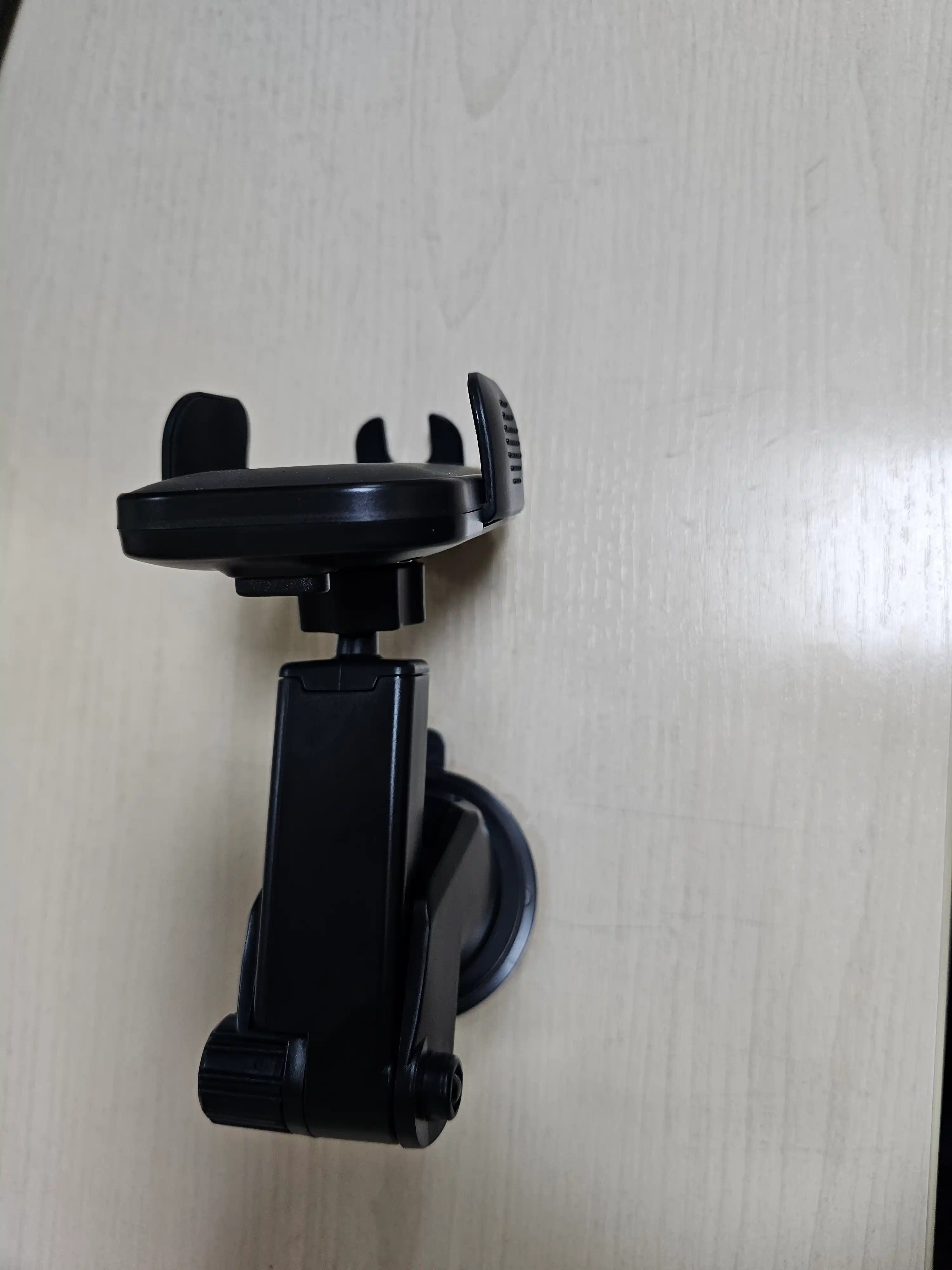 Avtomobil uchun universal telefon tutgichi EM-777/070