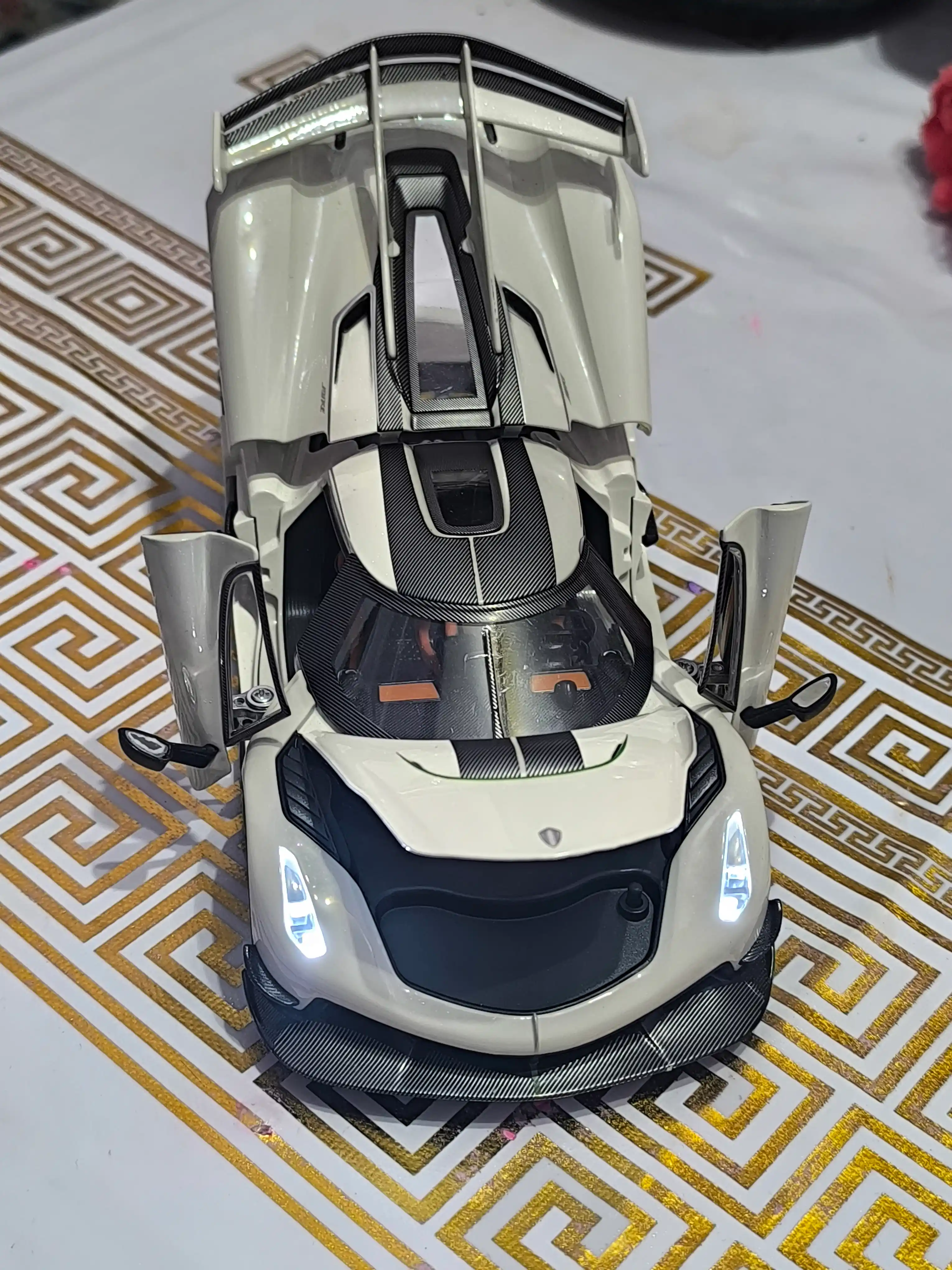 Машина игрушка Keonigsegg Jesco 1:24 для подарка металическая