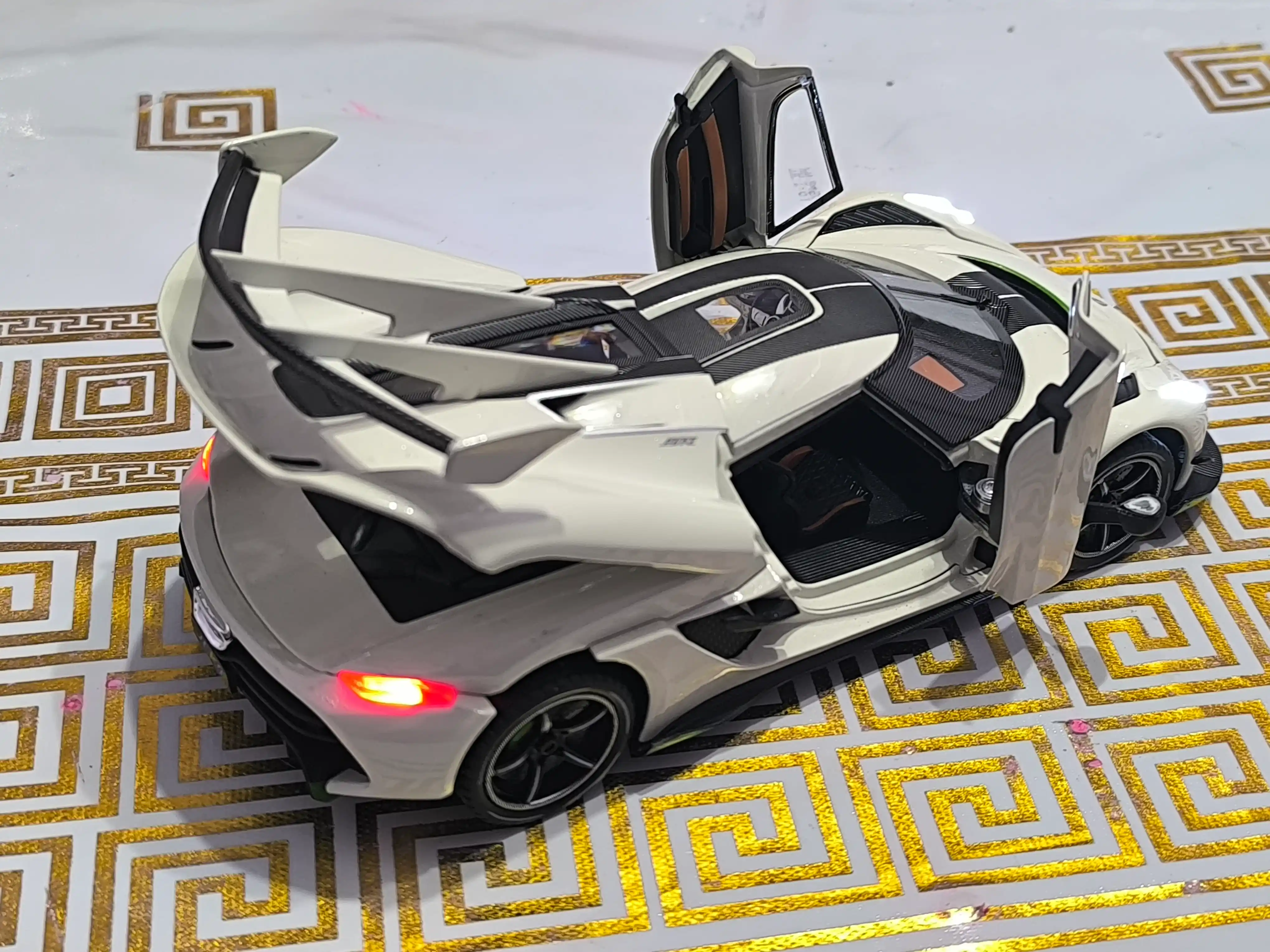Машина игрушка Keonigsegg Jesco 1:24 для подарка металическая