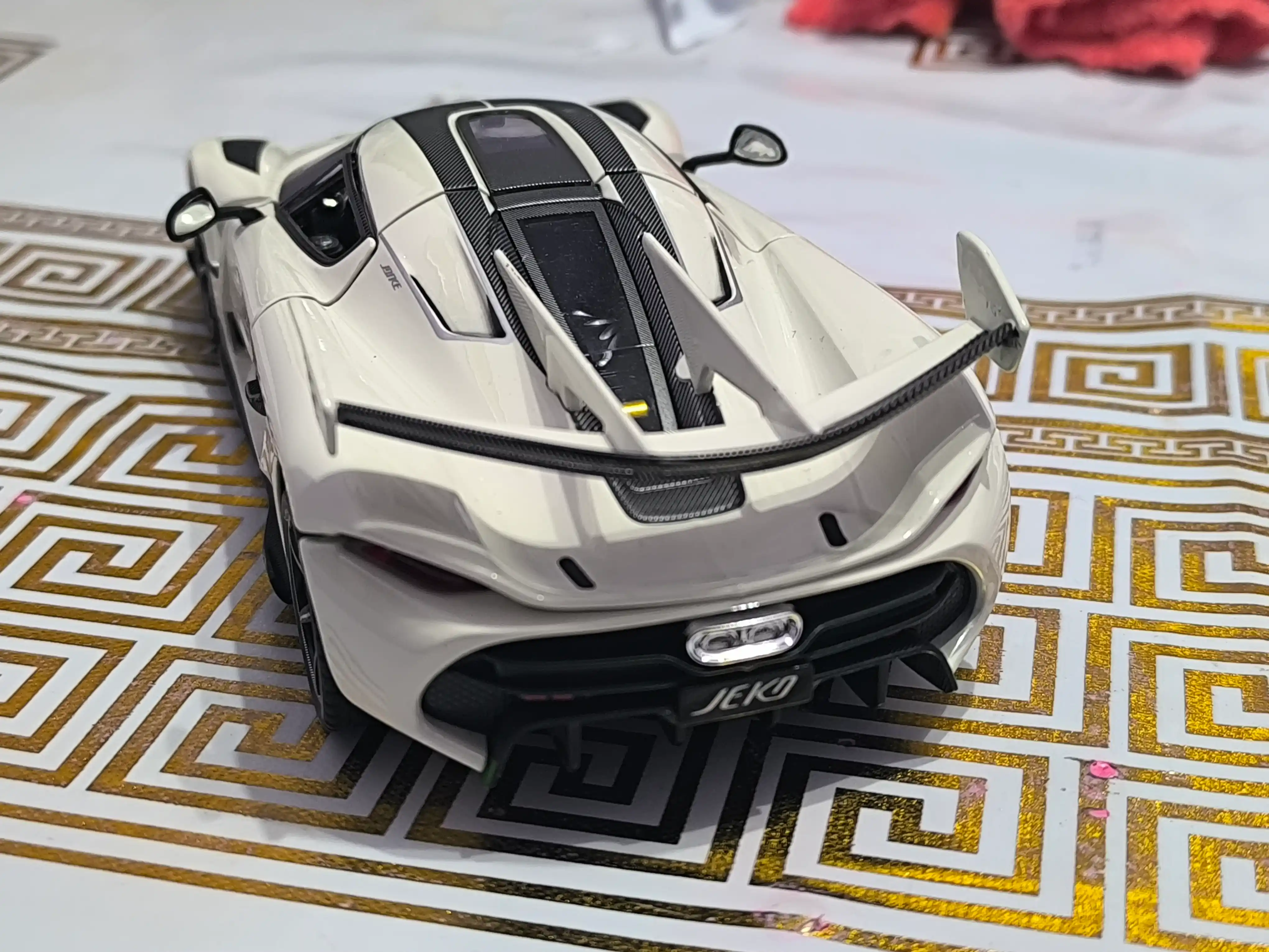 Машина игрушка Keonigsegg Jesco 1:24 для подарка металическая