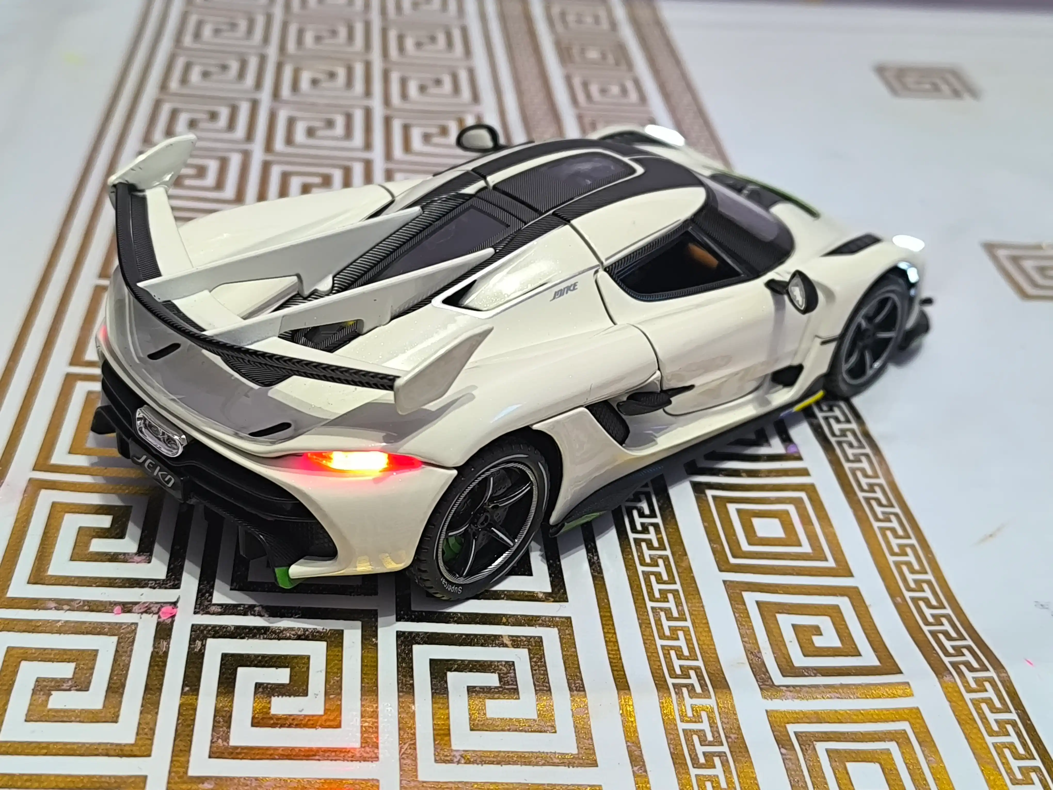 Машина игрушка Keonigsegg Jesco 1:24 для подарка металическая