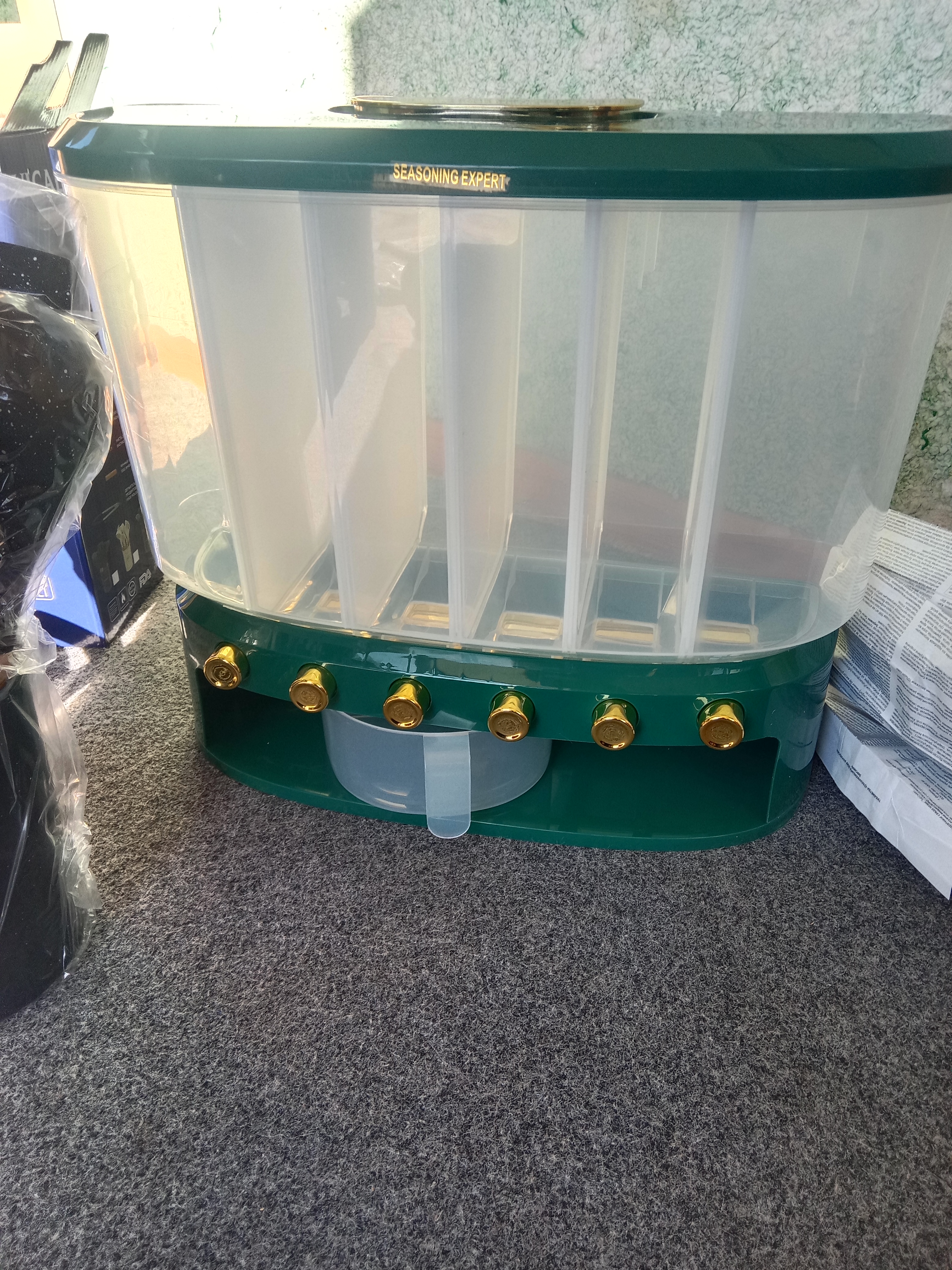 Yormalarni saqlash uchun  konteyner-dispenser, dozator bilan, 6 ta bo‘limdan, 12.5 l