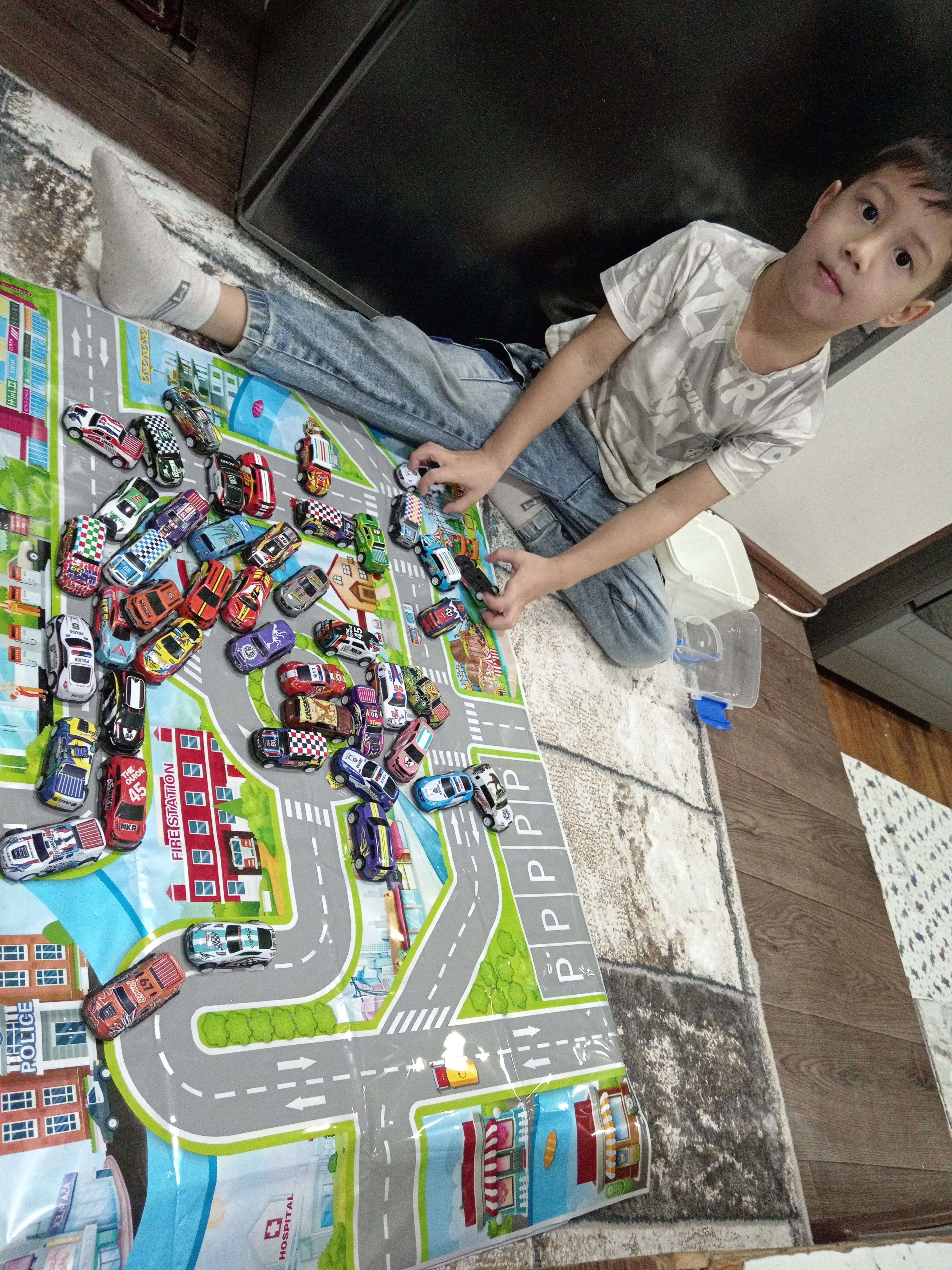 Hot Wheels metall mashinalar to‘plami, konteynerlar konstruktori