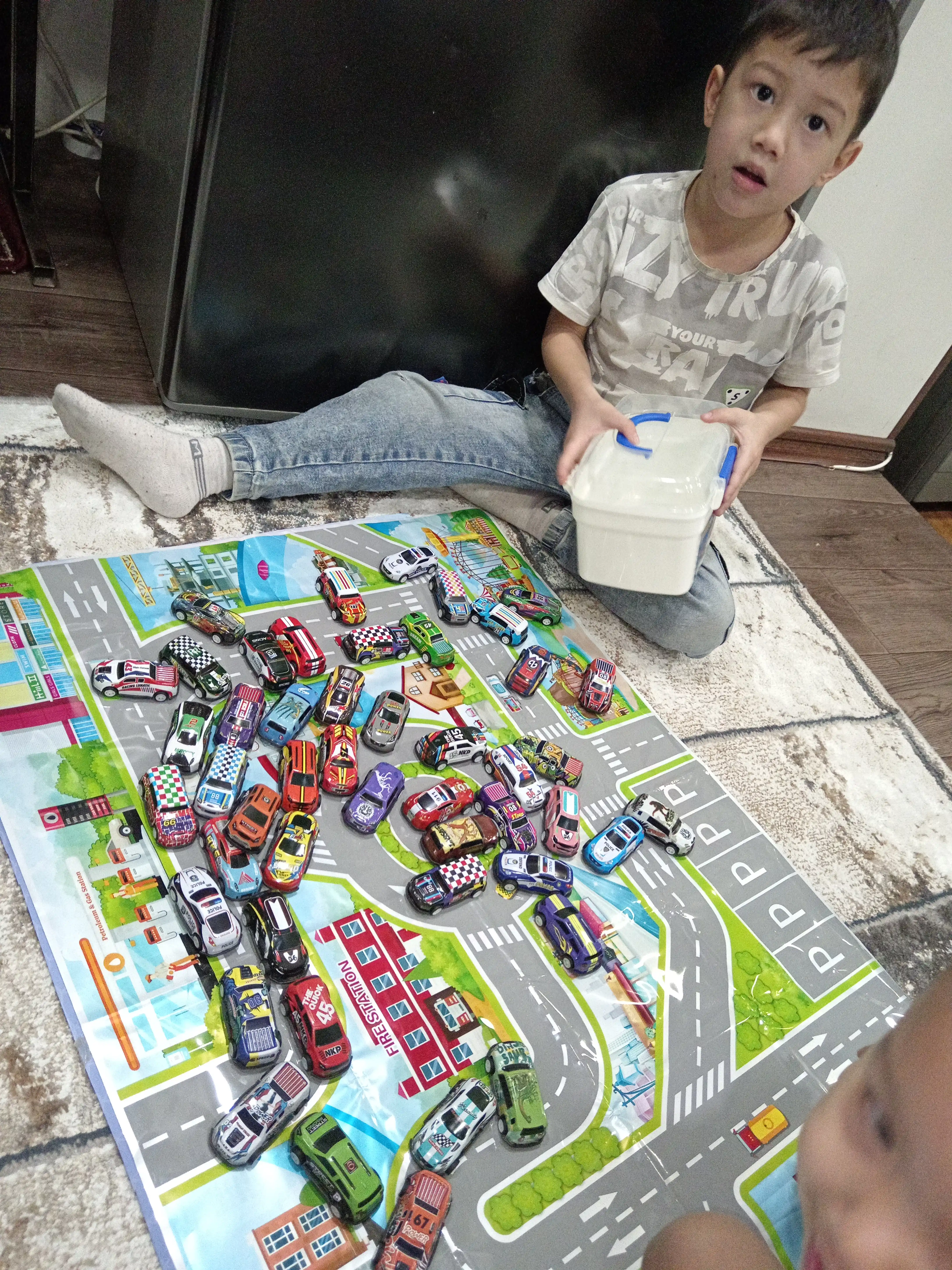 Hot Wheels metall mashinalar to‘plami, konteynerlar konstruktori