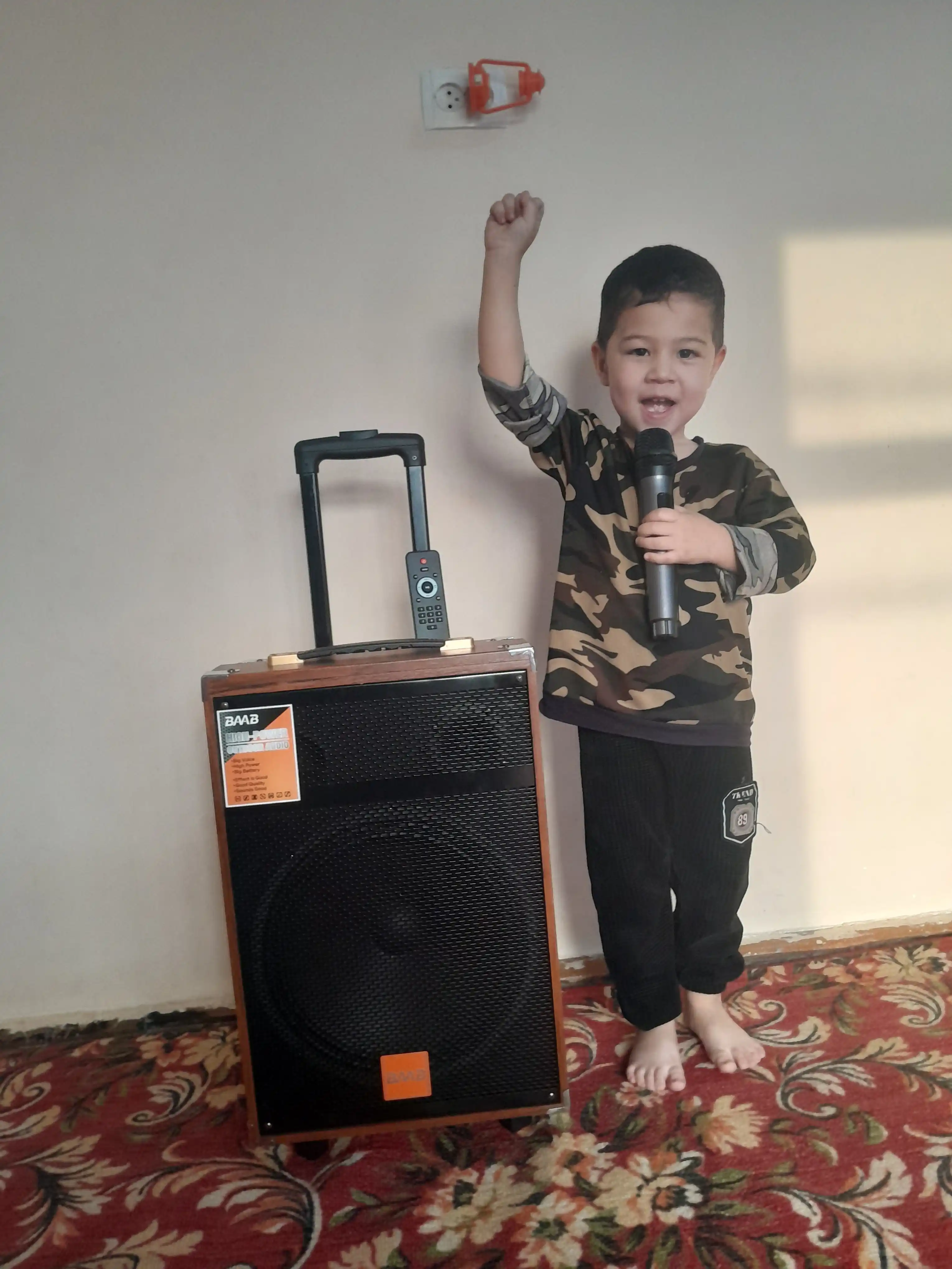Portativ kalonka karaoke BAAB bluetooth simsiz mikrafon va boshqaruv pultga ega