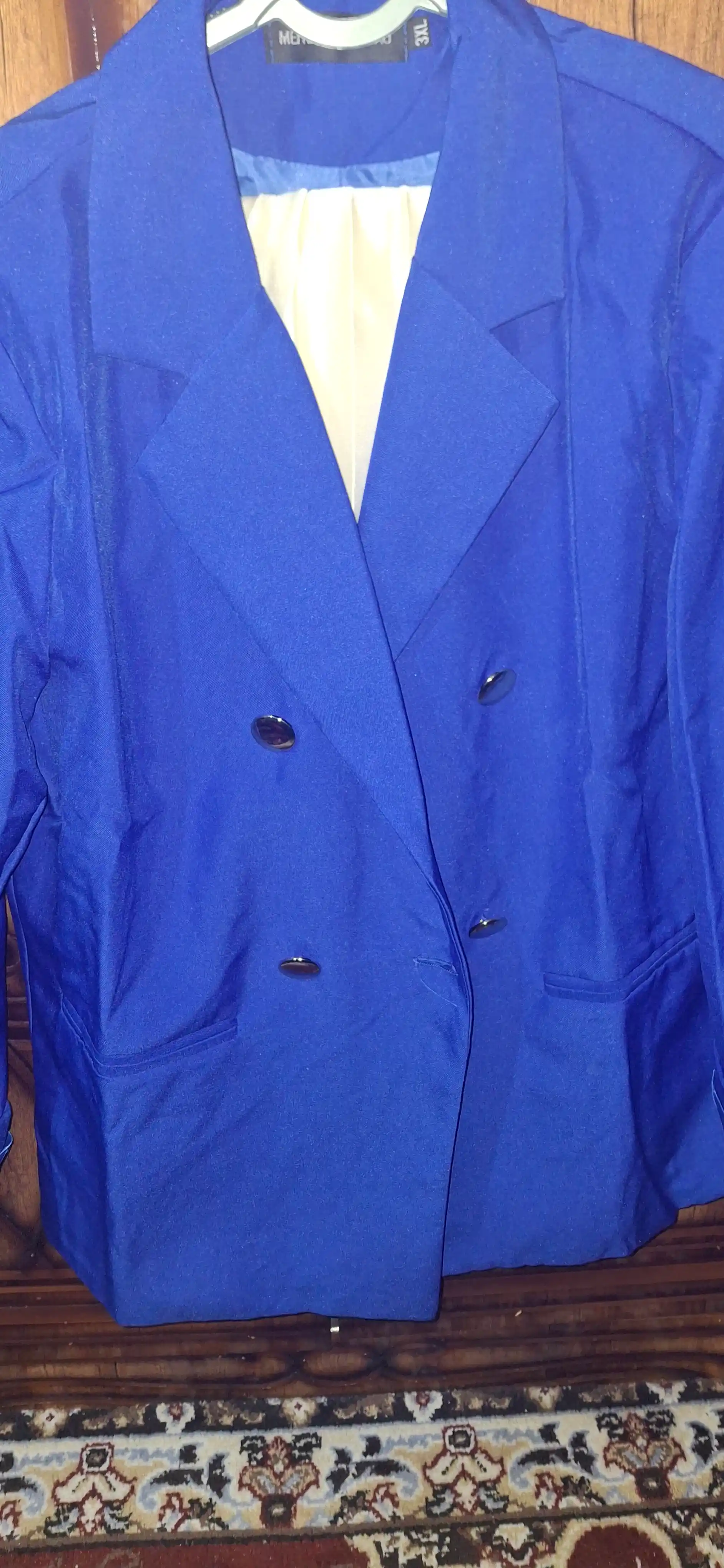 Ayollar pidjagi, klassik, tugmali uzaytirilgan jaket