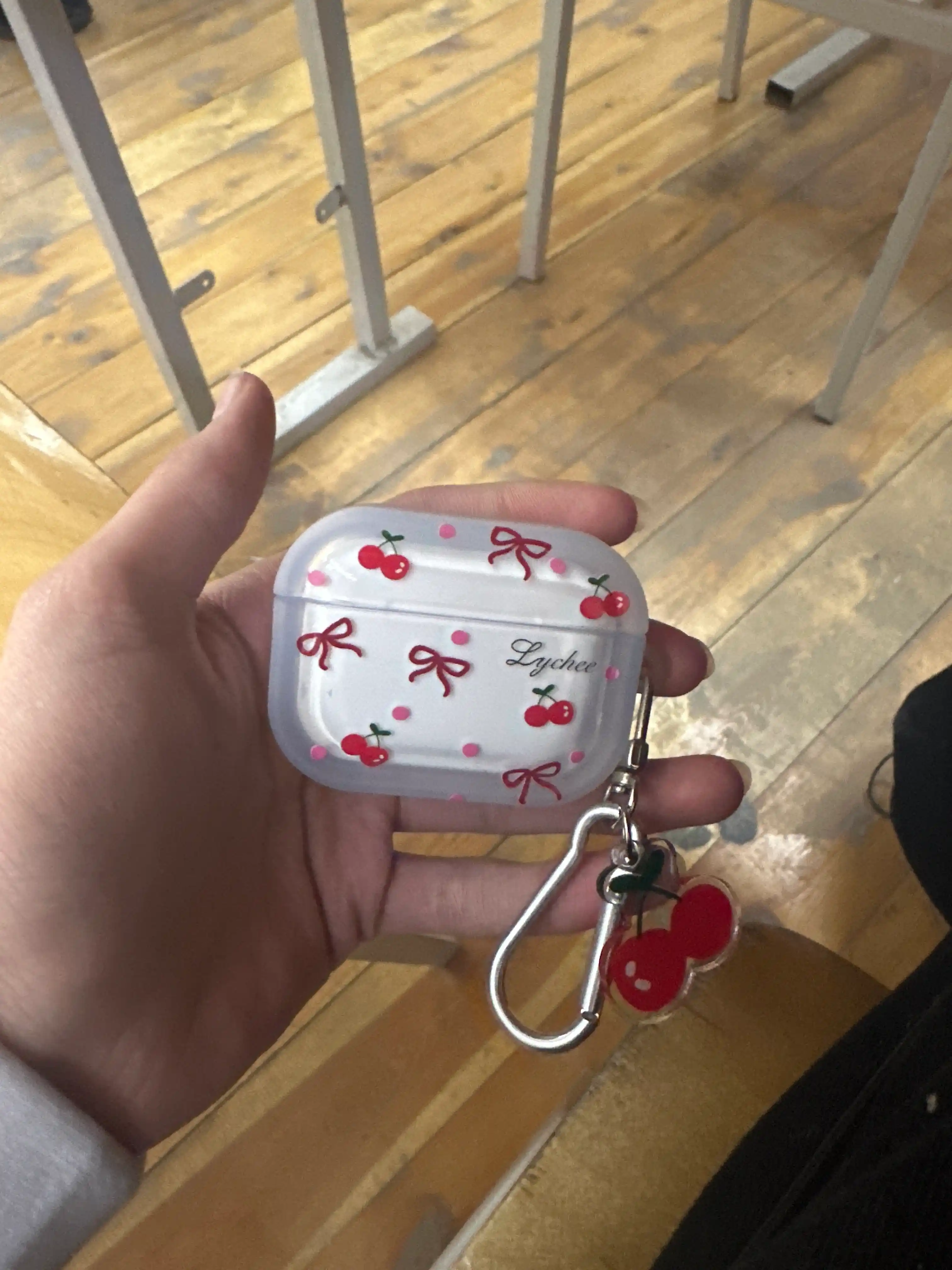 Чехол для AirPods с вишенками и бантиками