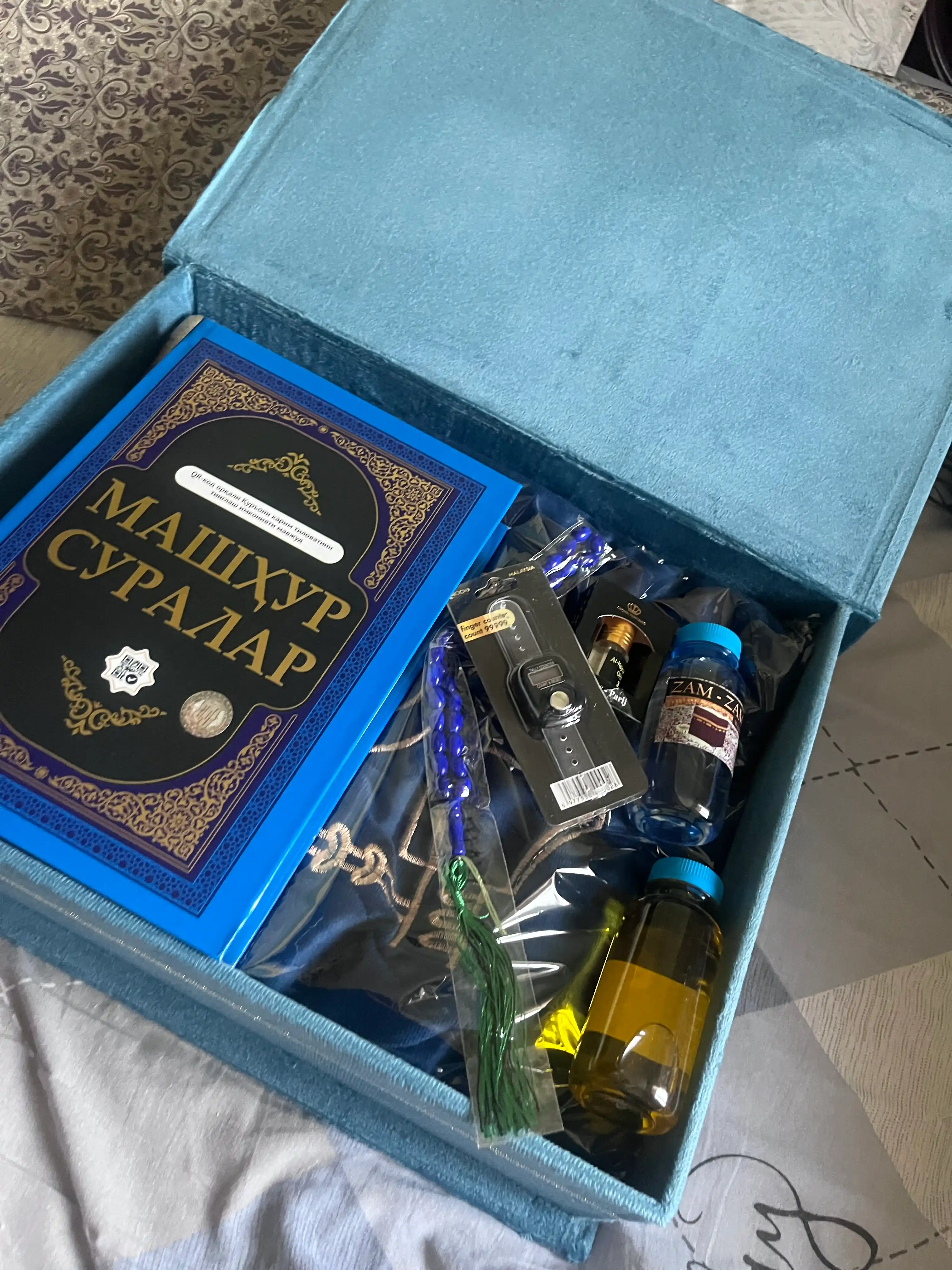 Diniy to'plam ibodat uchun, kitob, joynamoz, tasbeh, misvak, mushkambar, sovg'a qutisida