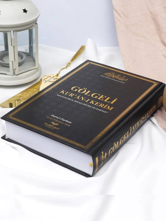 Коллекция книг Корана, написанных каллиграфическим почерком