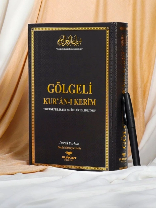 Коллекция книг Корана, написанных каллиграфическим почерком