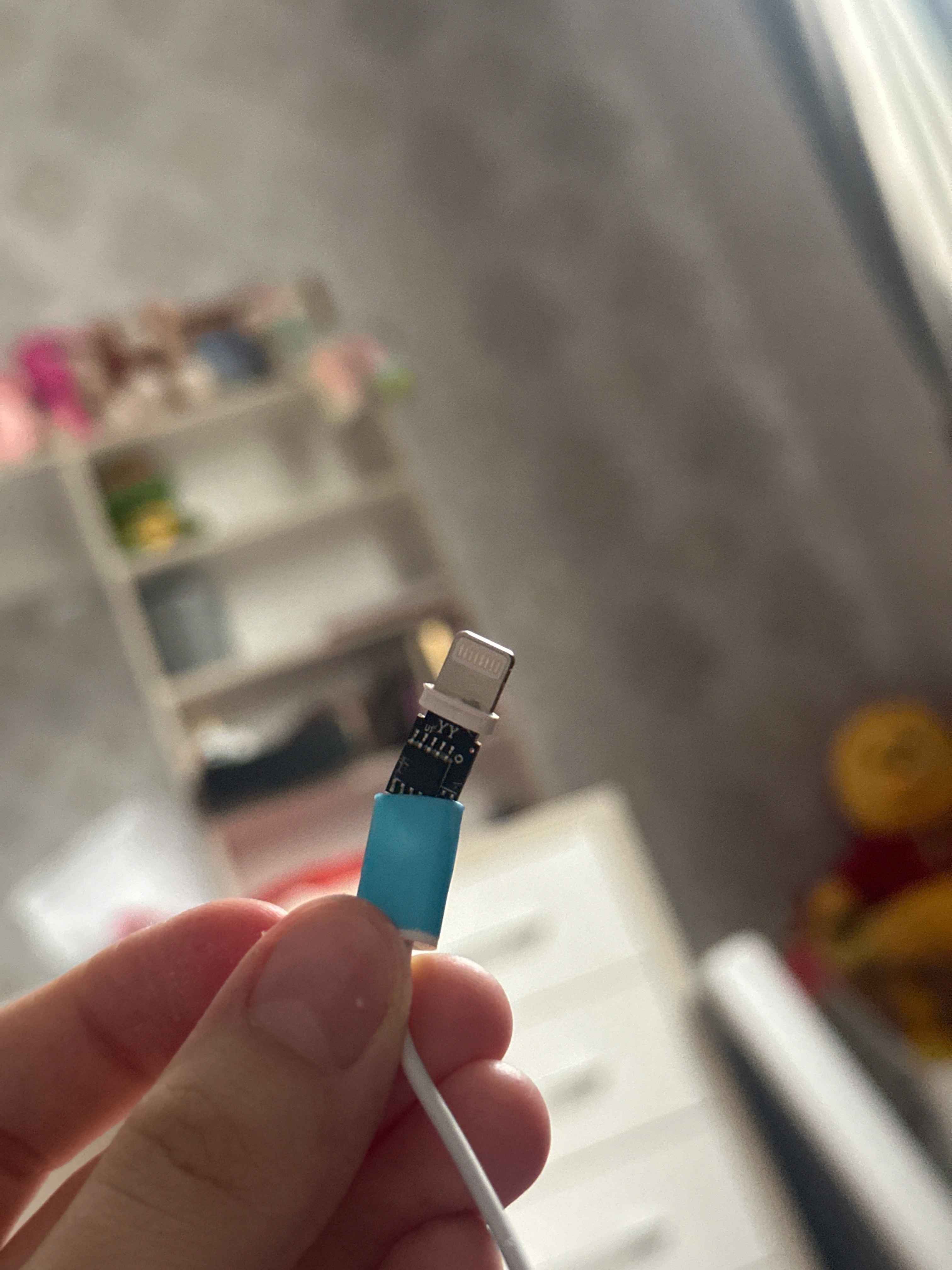 Simli quloqchinlar iPhone uchun Lightning kabeli, Bluetooth bilan