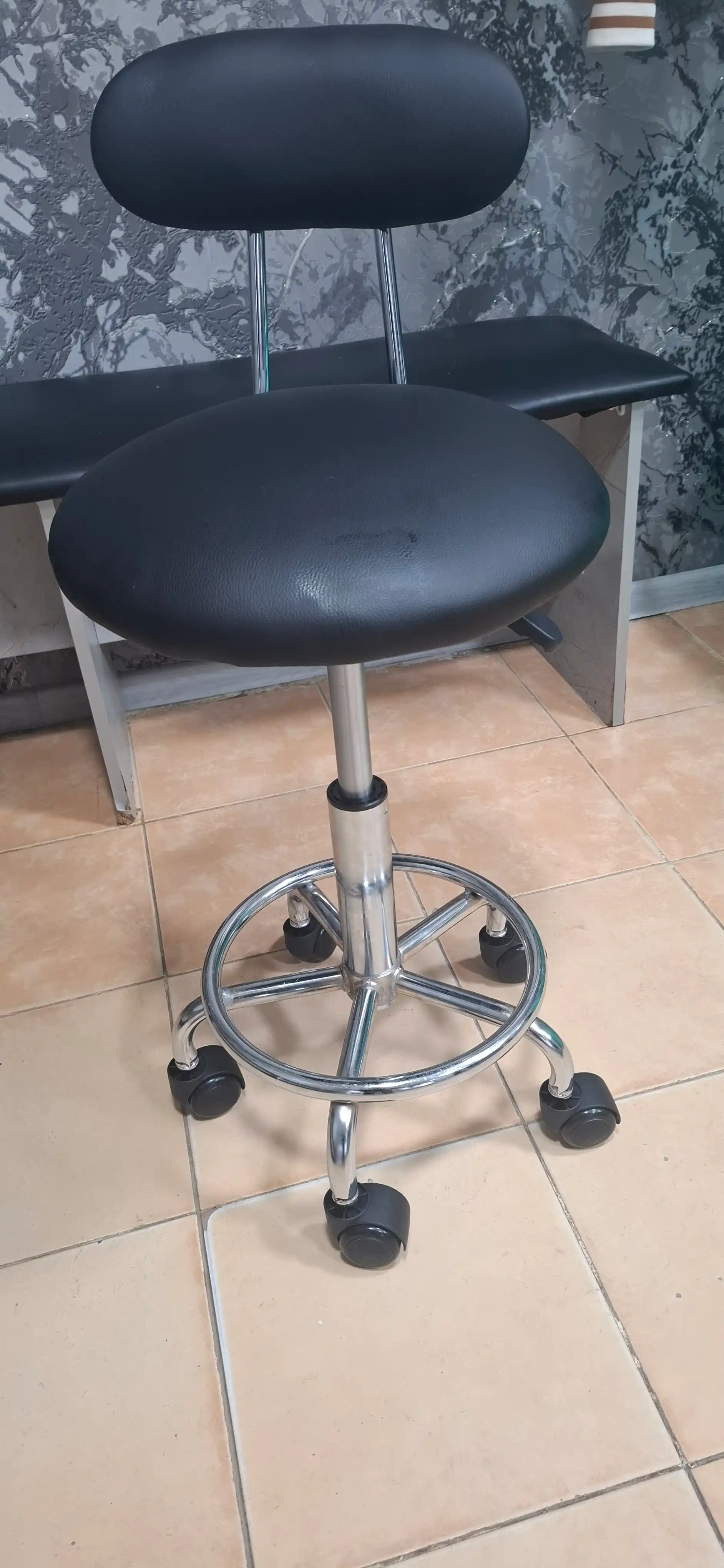 Dafnaning KLINIKAL bar stuli, qora