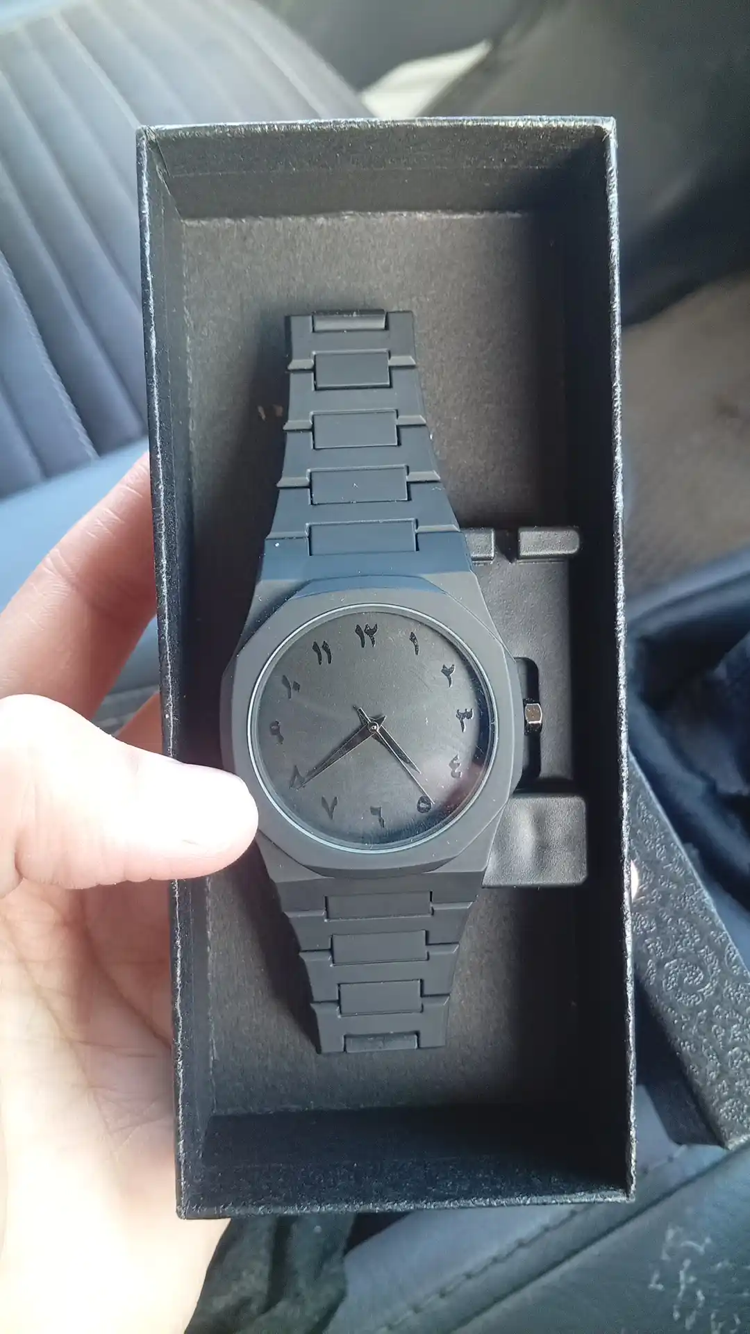 Erkaklar qo‘l soati, kvars, arab raqamlari bilan, qadoqda