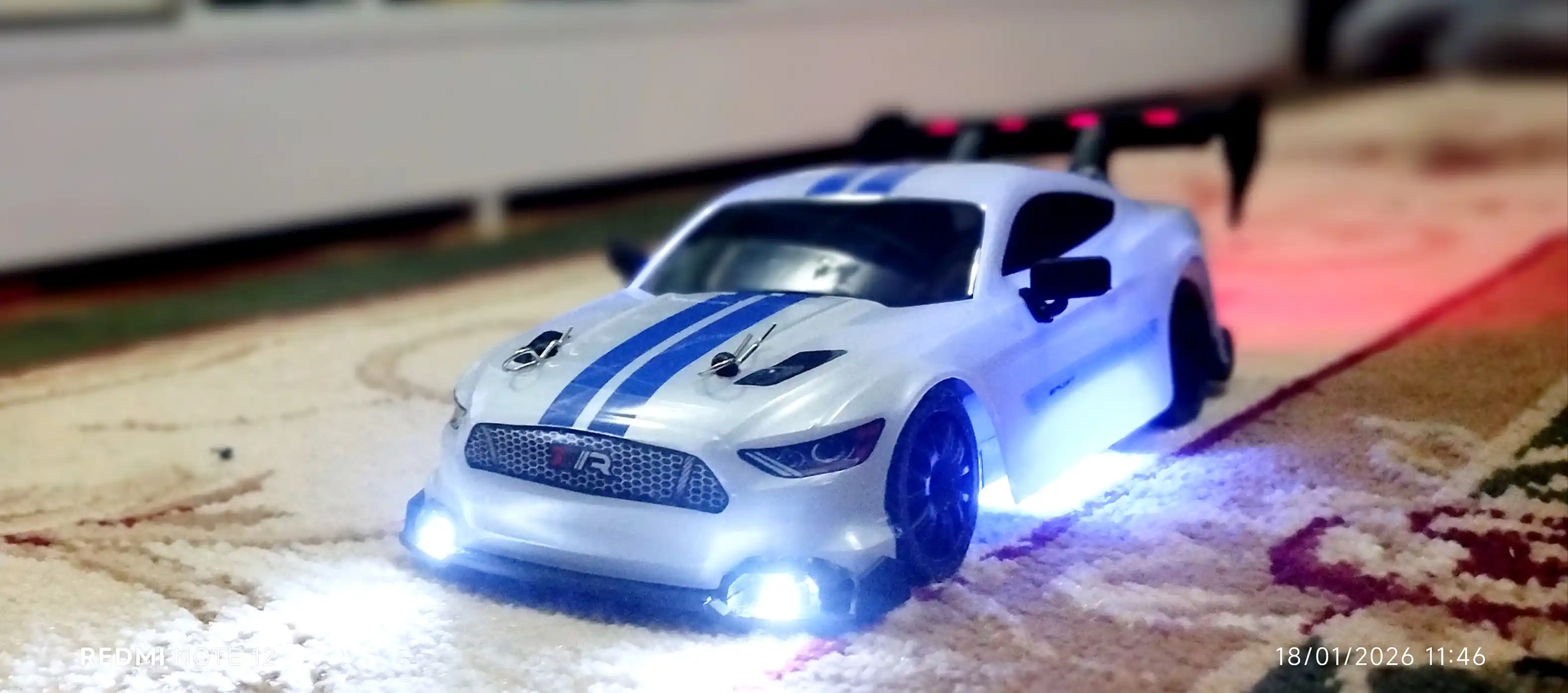 Дрифт-машинка RC 1:24 на пульте, 4WD, LED, Drift Car с комплектом, с высокой скоростью