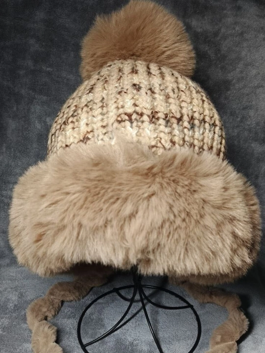 Ayollar qishki mo'ynali telpag (ushanka), pomponli, och jigarrang