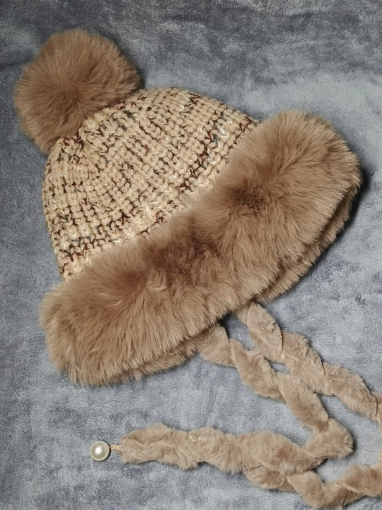 Ayollar qishki mo'ynali telpag (ushanka), pomponli, och jigarrang