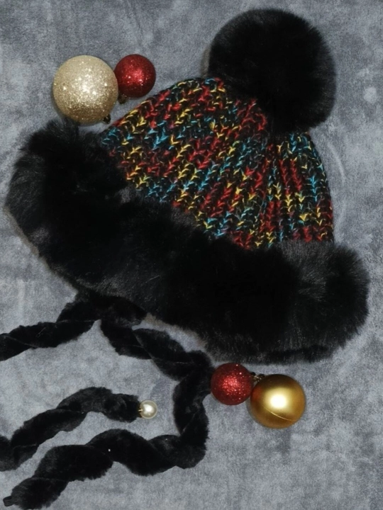 Ayollar qishki mo'ynali telpag (ushanka), pomponli, och jigarrang