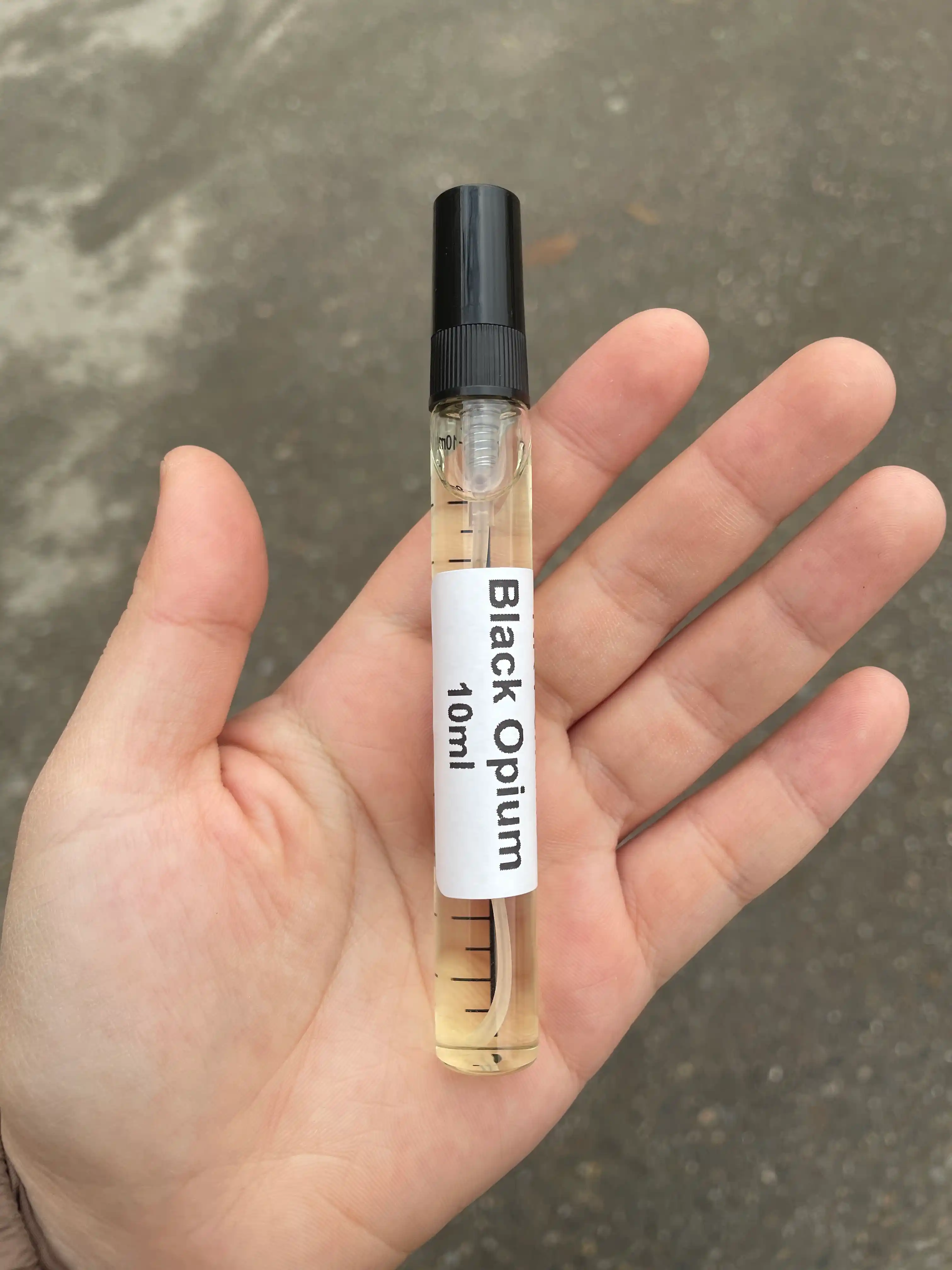 Atir Black Opium Yves Saint Laurent ayollar uchun, Fransiya