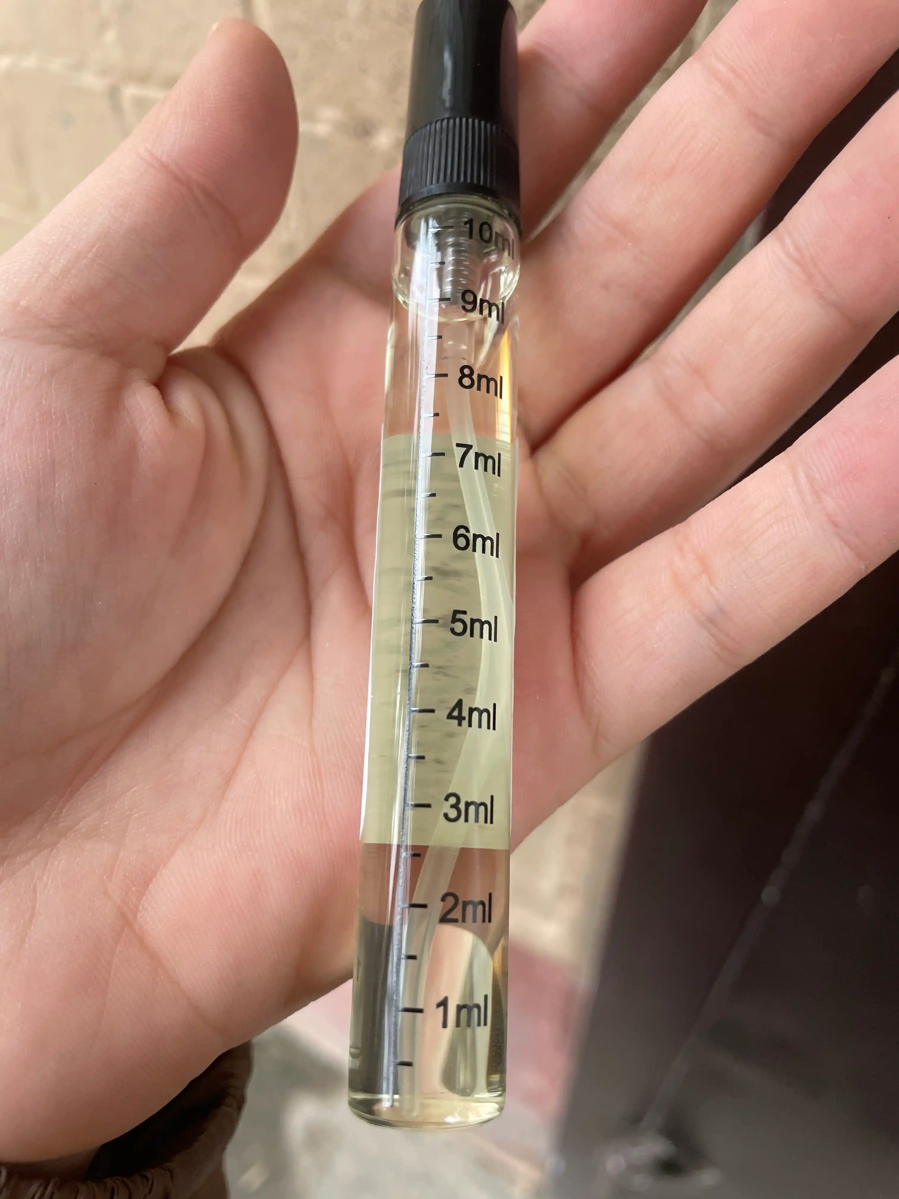 Atir Black Opium Yves Saint Laurent ayollar uchun, Fransiya