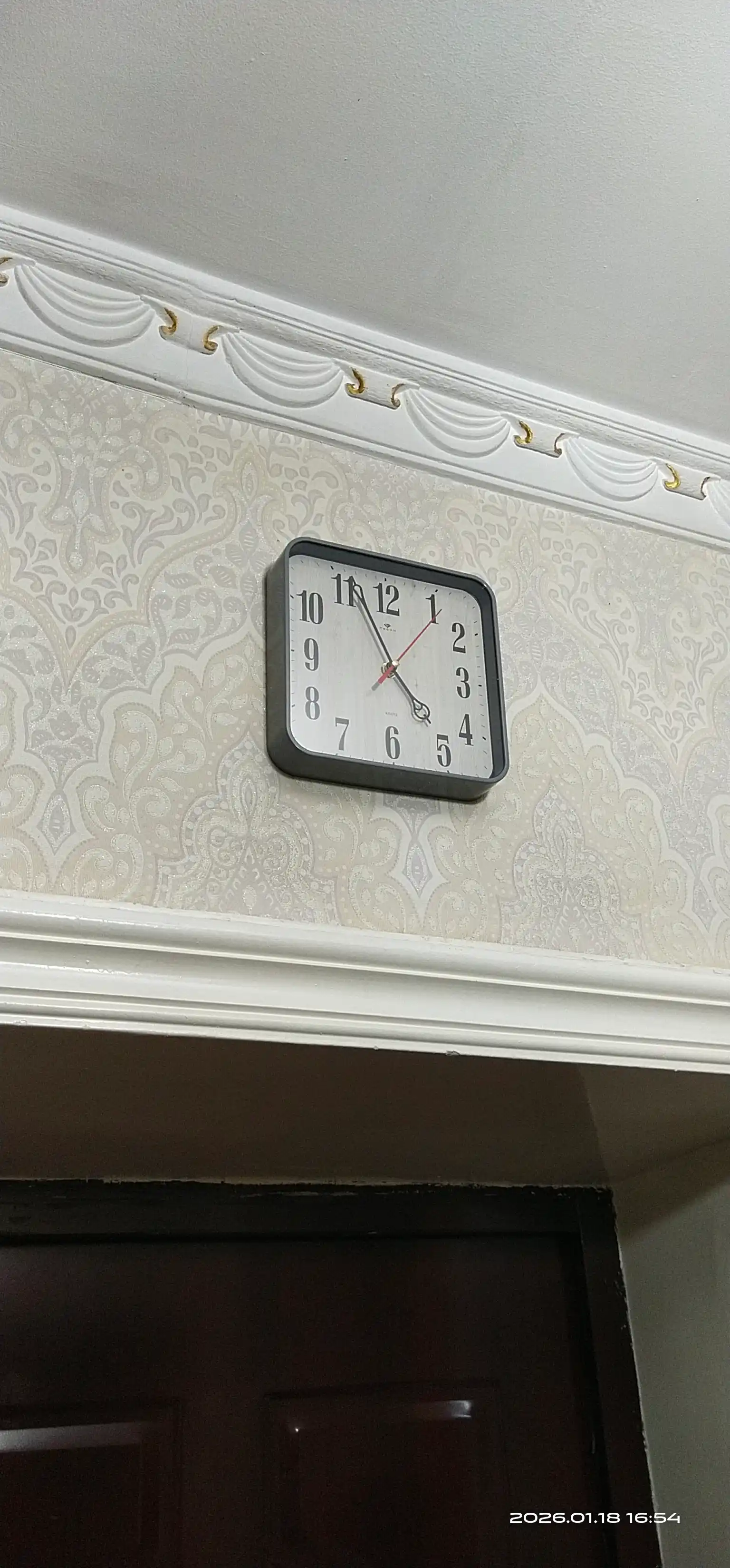 Ovozsiz devor soati "Rubin", kvadrat, 19 * 19 sm, sovg'a sifatida batareya