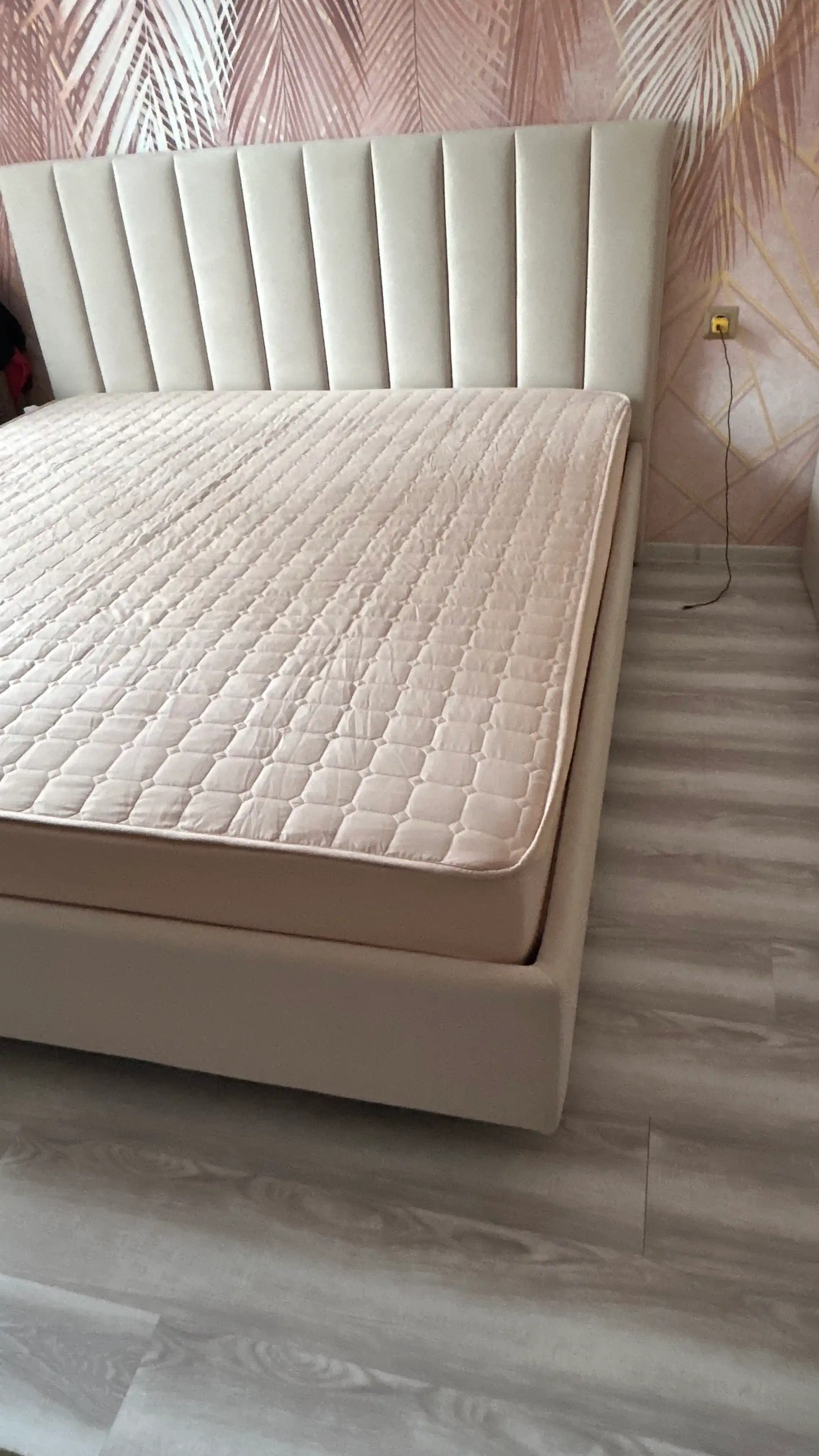 Yon tomoni bilan matras ustki qismi, yumshoq, tikilgan, paxtadan foydalanilgan