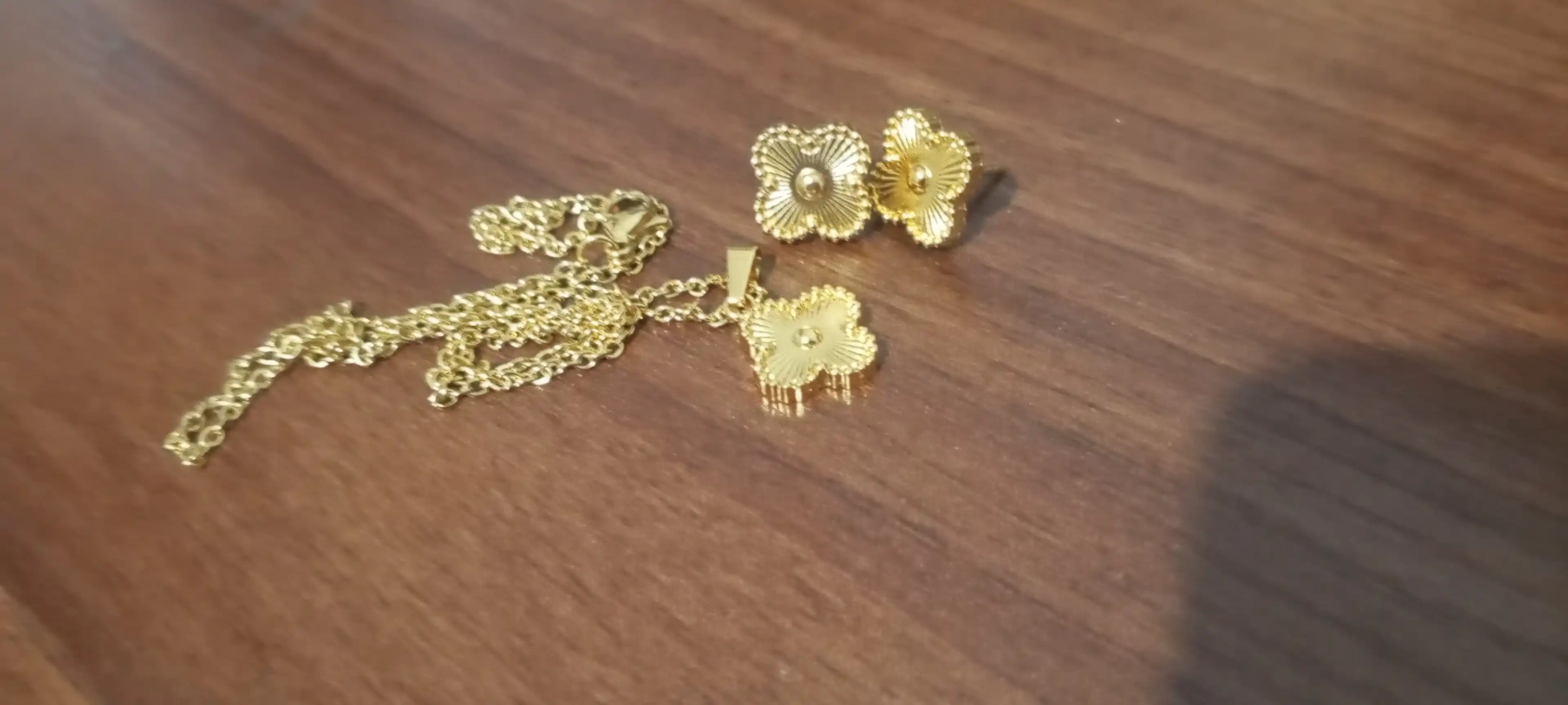 Van Cleef uslubidagi ayollar zanjiri, sirg‘alar to‘plami