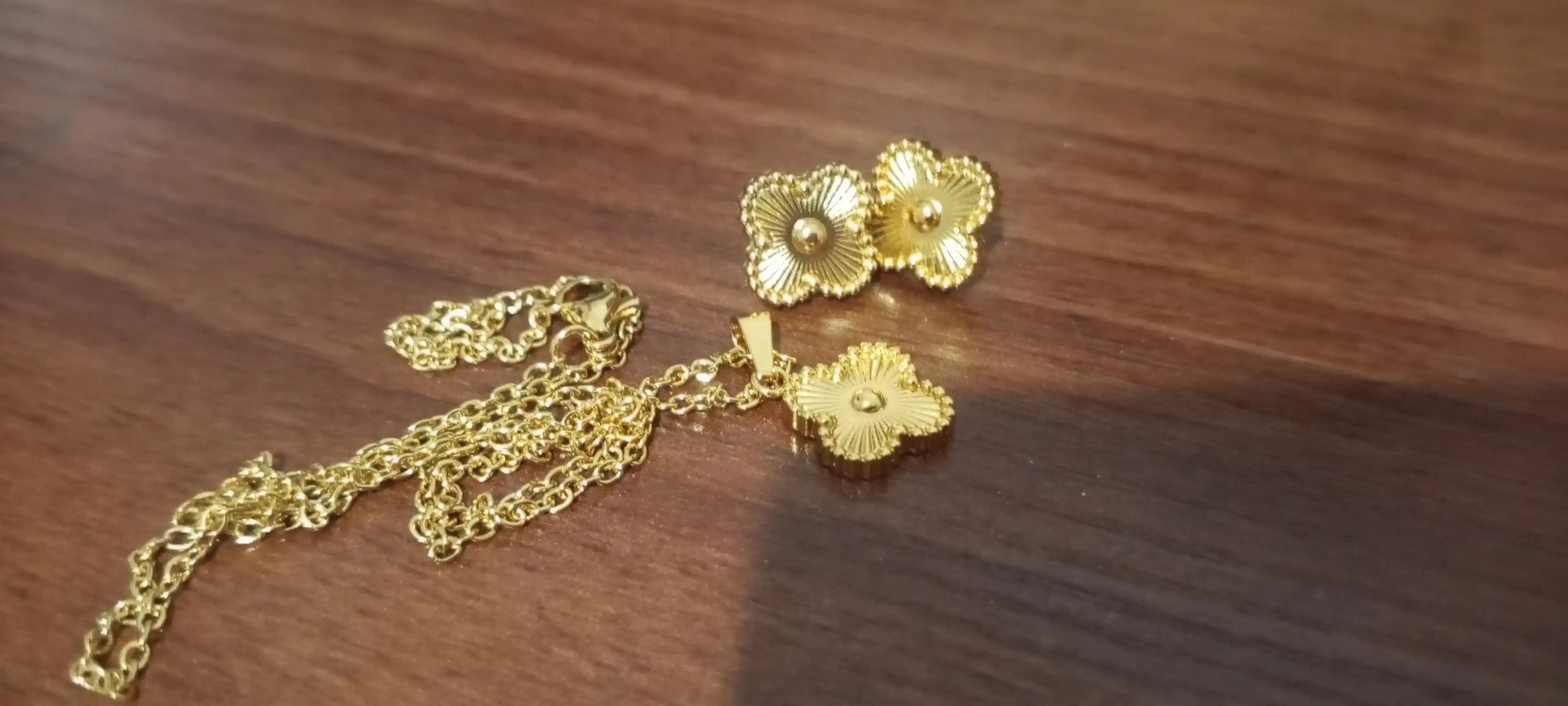 Van Cleef uslubidagi ayollar zanjiri, sirg‘alar to‘plami