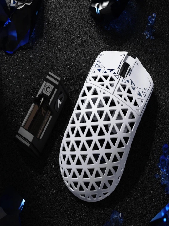 Игровая мышь ATTACK SHARK R5 Ultra Carbon Fiber Wireless 8K PAW3950MAX