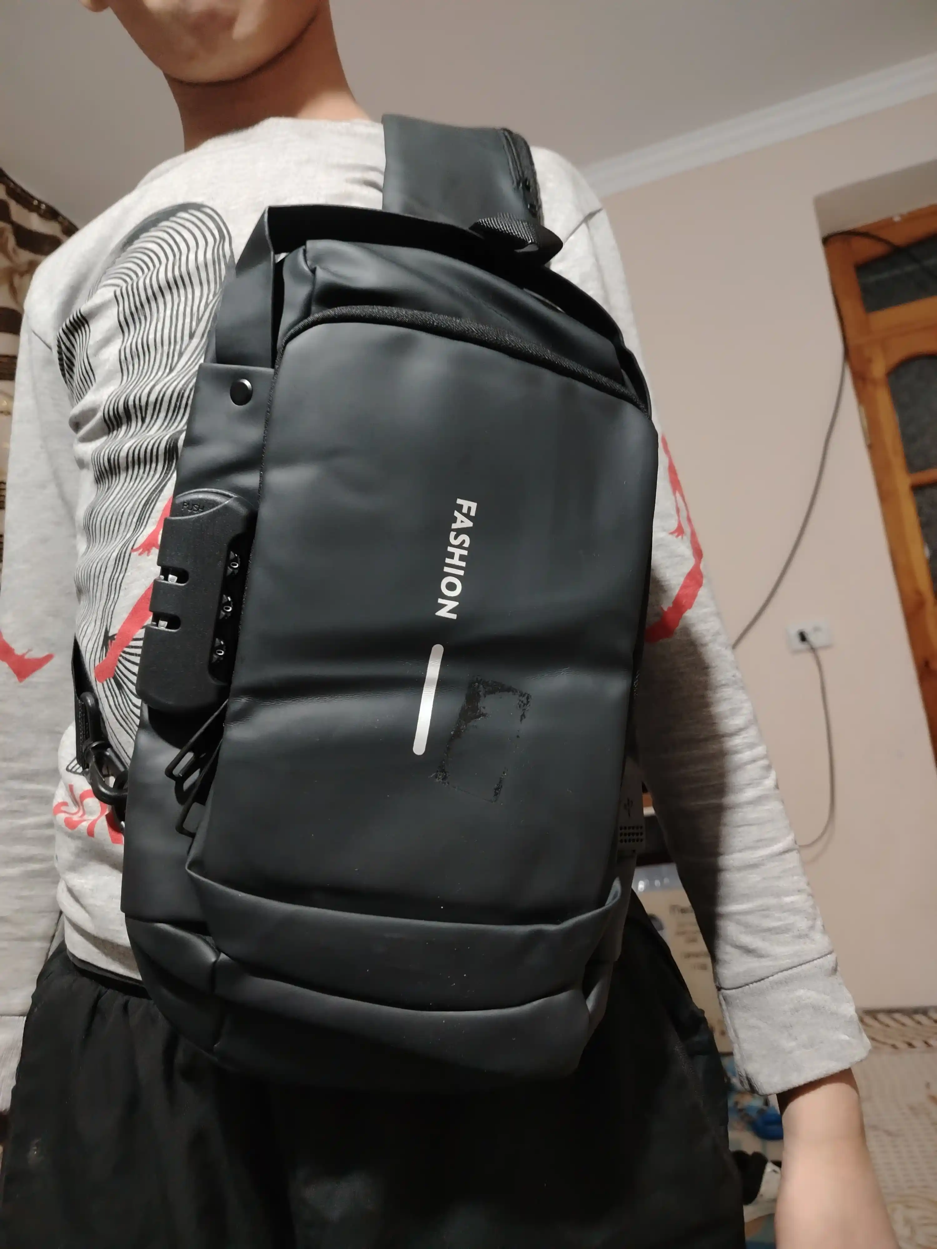 Erkaklar  Fashion USB Sling Bag – suvga chidamli sumka, USB zaryad porti va kodli qulflash