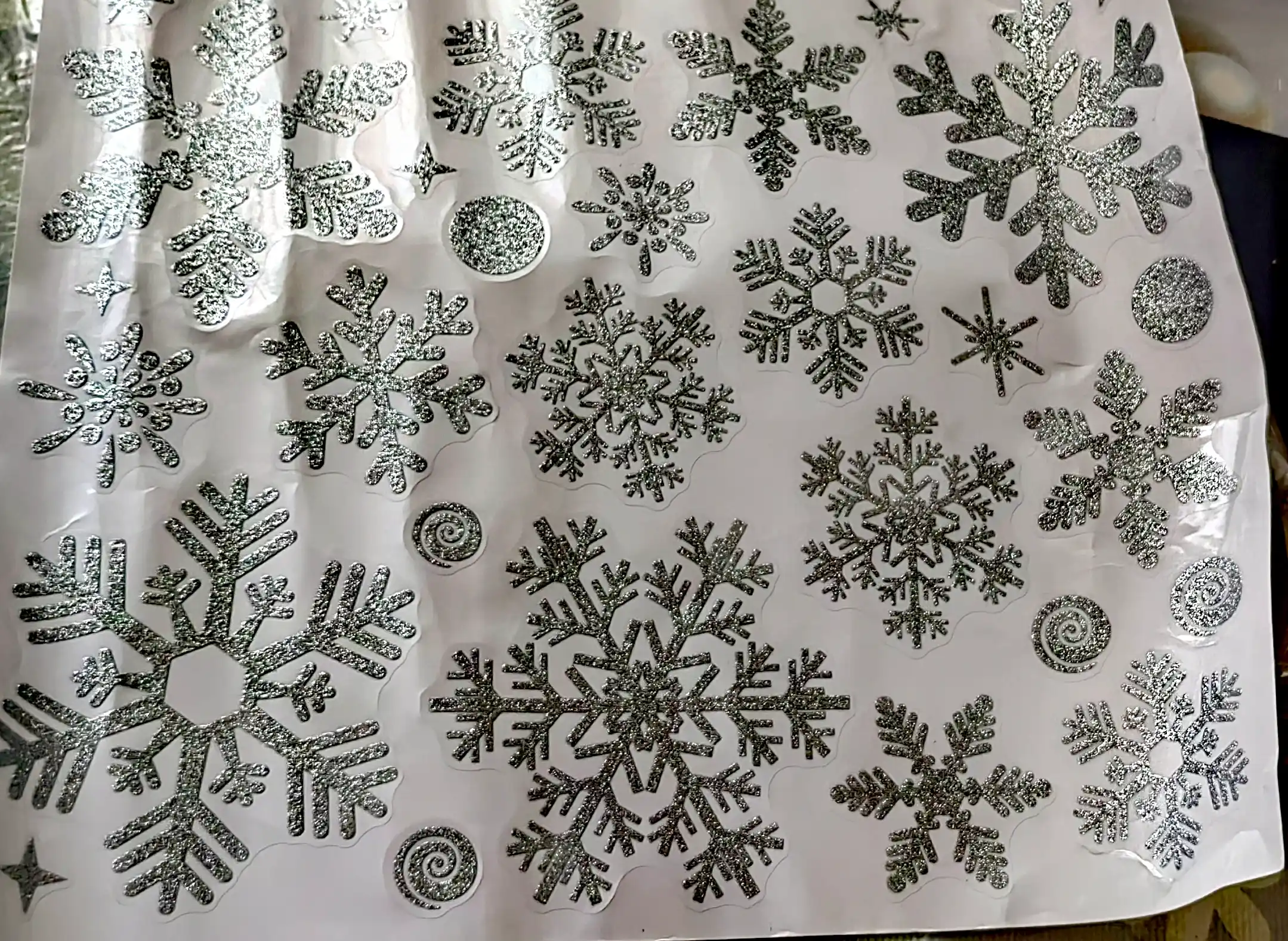 Yangi yil uchun derazaga statik ikki tomonlama nakleykalar to‘plami Ded Moroz, qor parcha