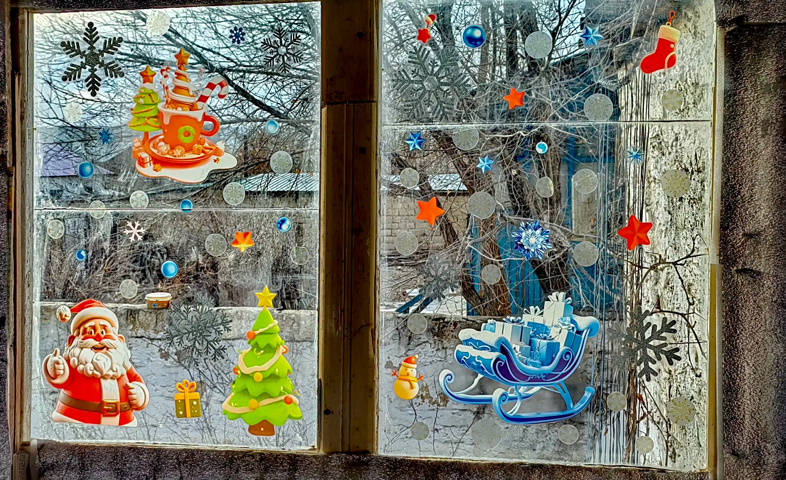 Yangi yil uchun derazaga statik ikki tomonlama nakleykalar to‘plami Ded Moroz, qor parcha