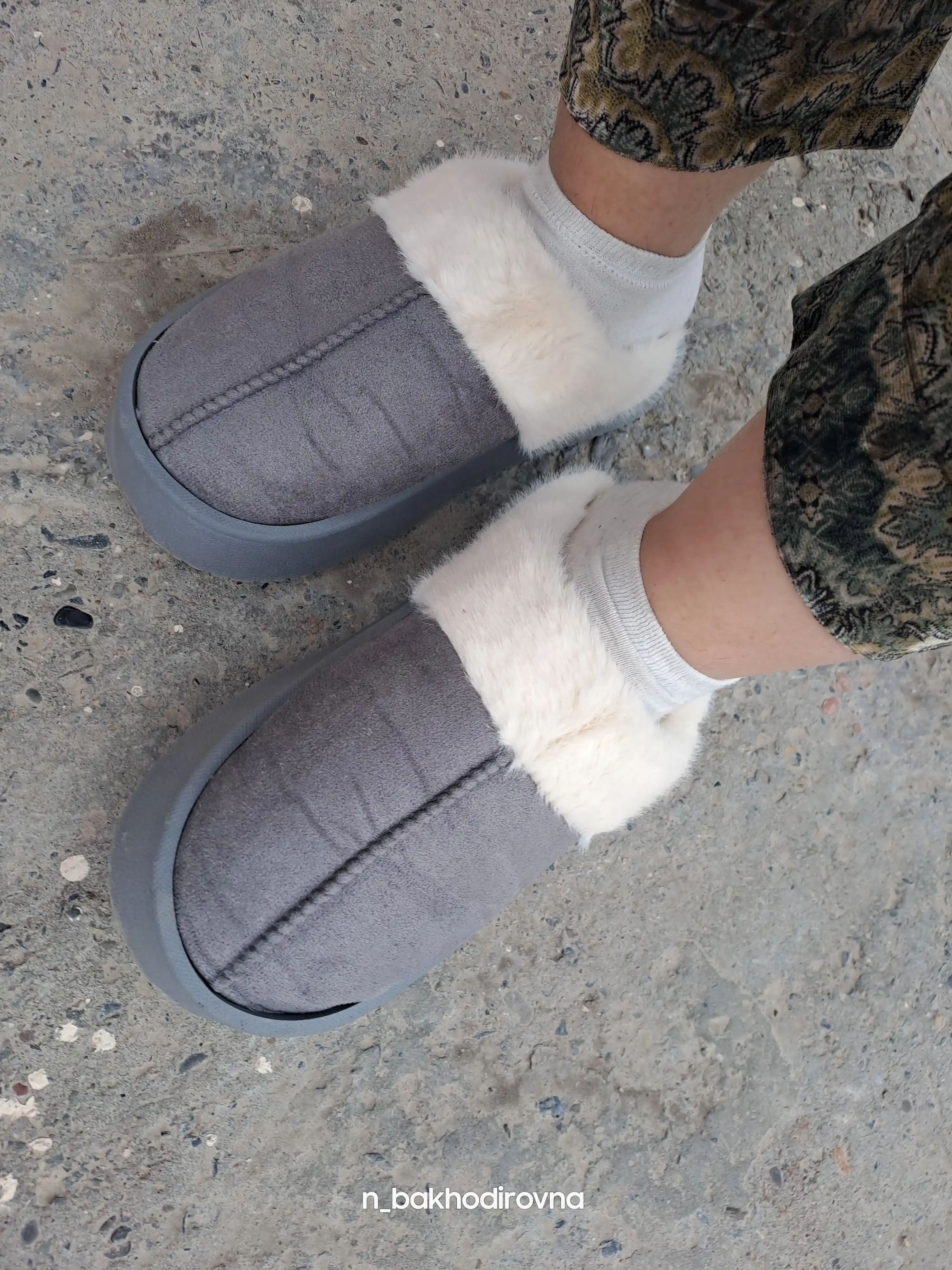 Mo'ynali astarli ayollar uchun kalta Ugg etiklari. 1 o'lcham kichik