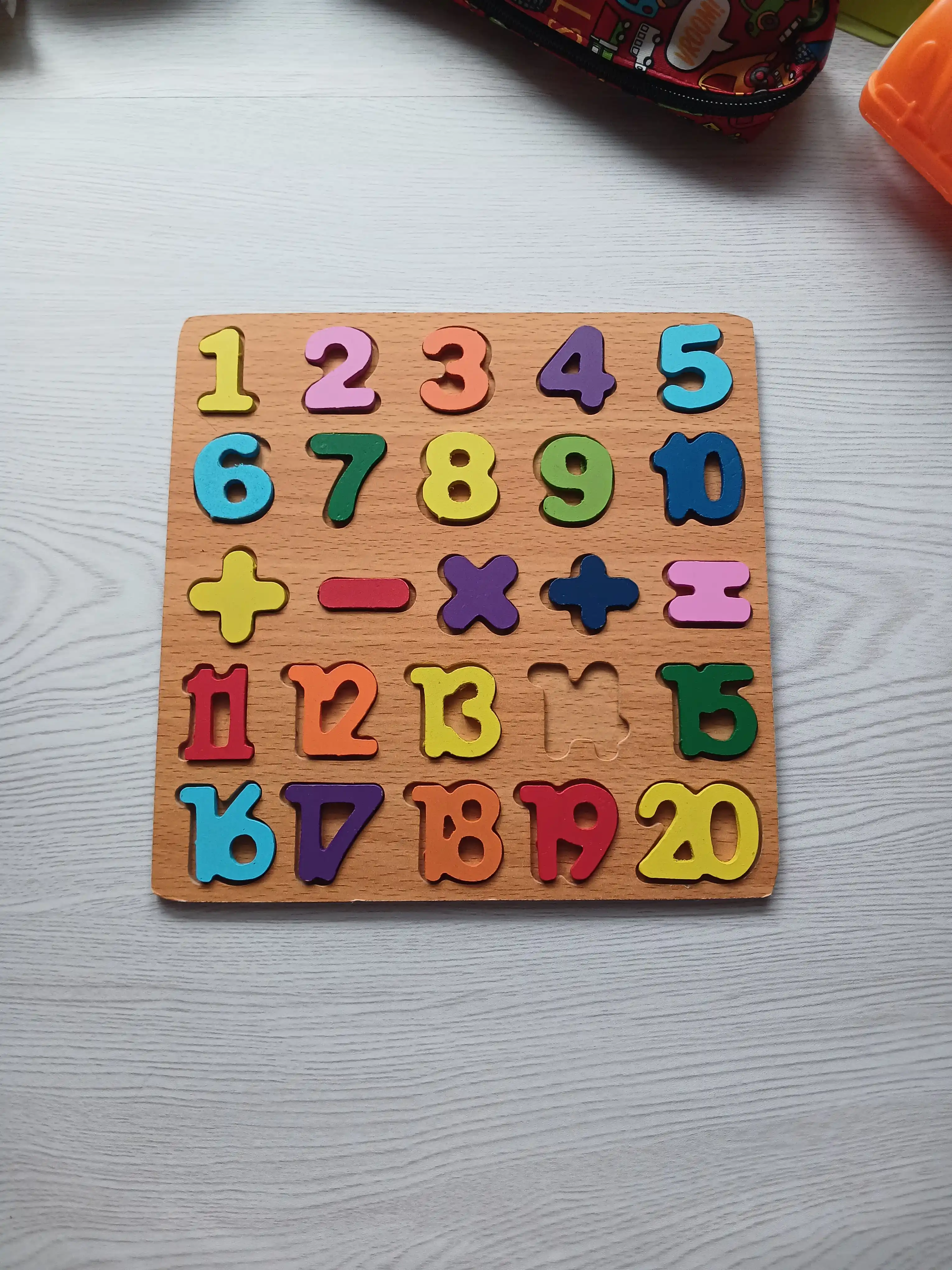 Montessori uslubidagi yog‘ochli rivojlantiruvchi boshqotirma — 6 xil model (20×20 cm)
