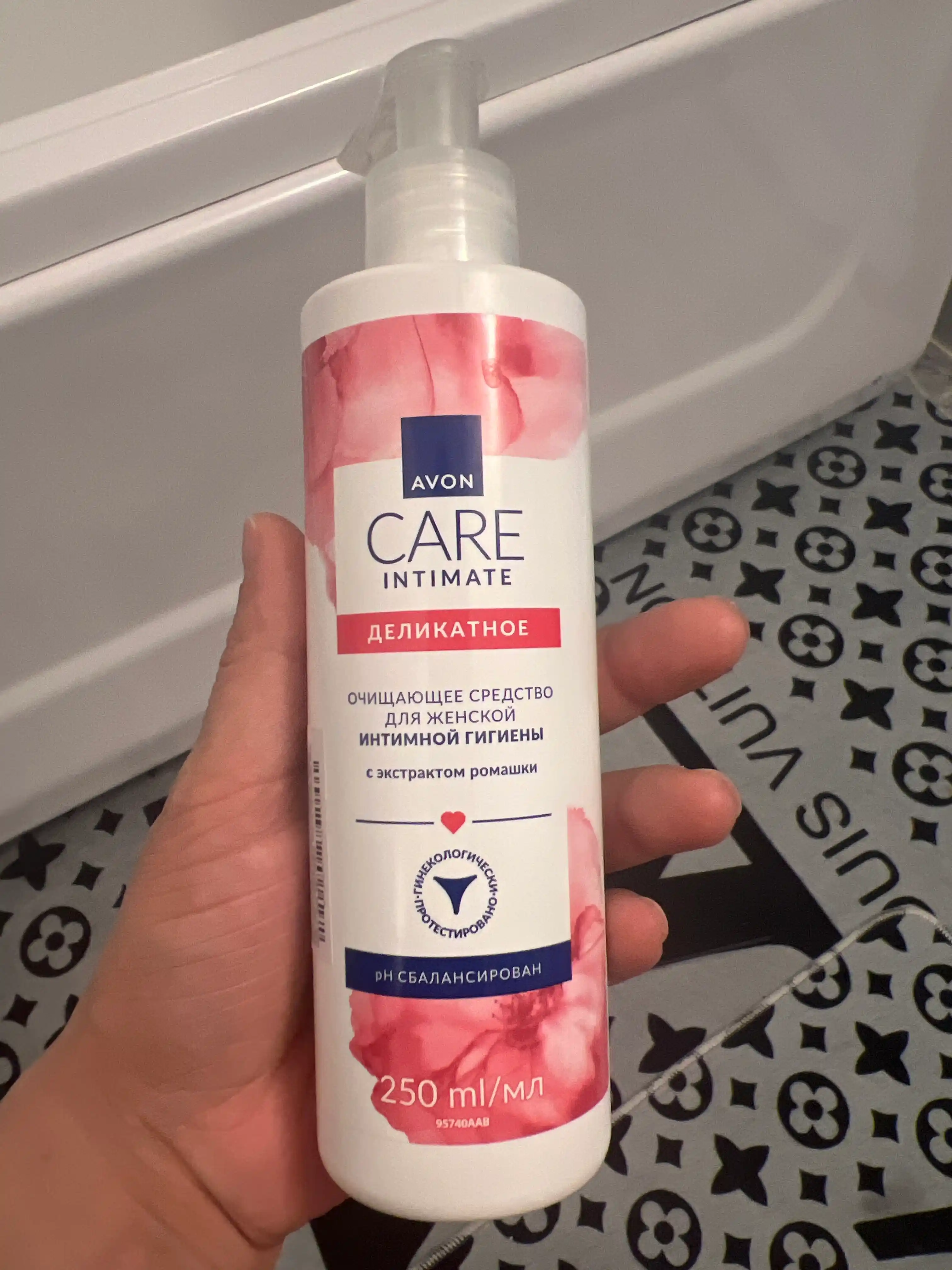 Cредство для женской гигиены Avon Care Avon Care Intimate с экстрактом ромашки, 250 мл