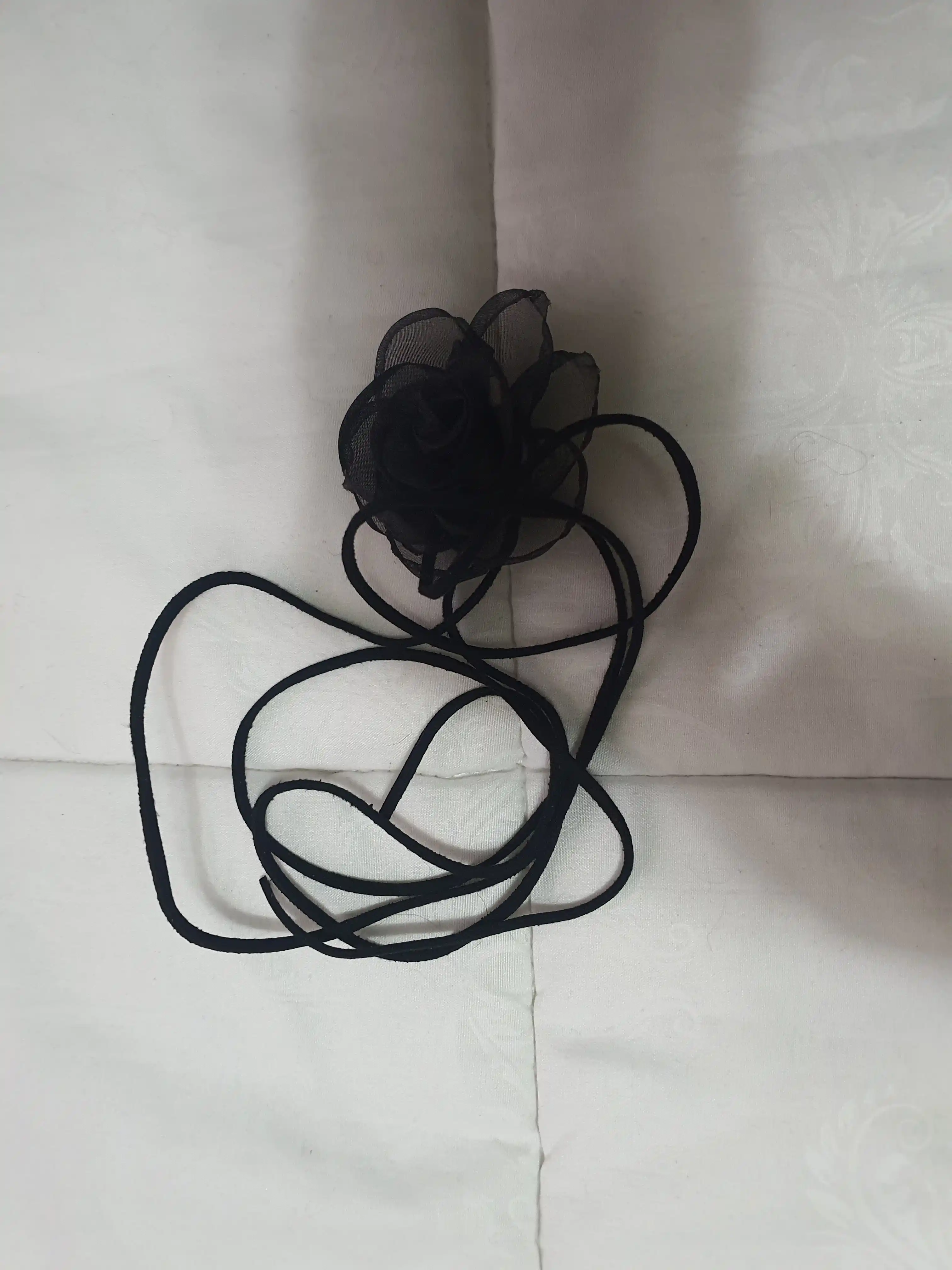 Qora gulli bo'yinbog'li choker