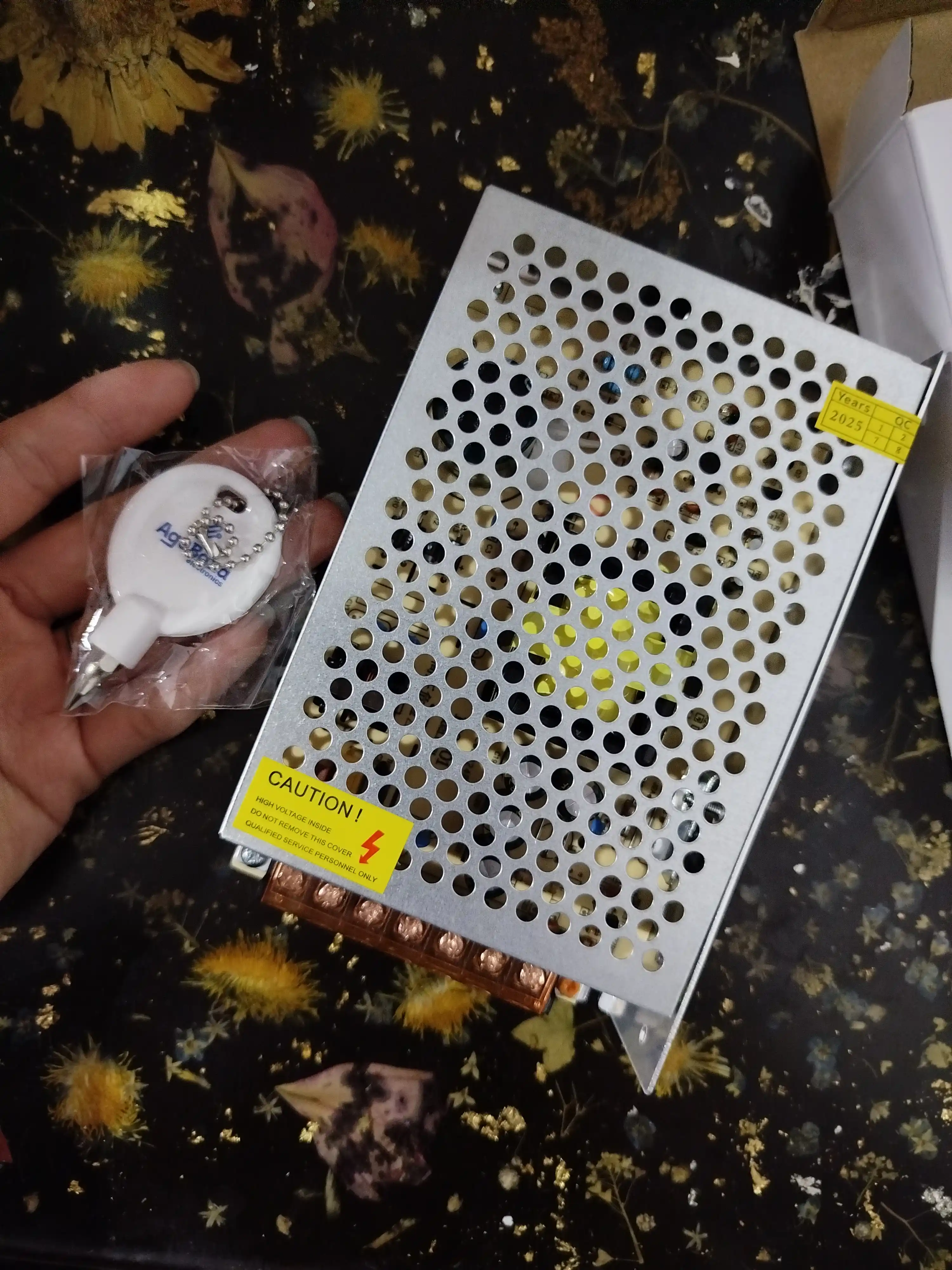 Universal quvvat bloki 12 V 10 A 120 W LED lenta kameralar, elektronika va uskunalar uchun