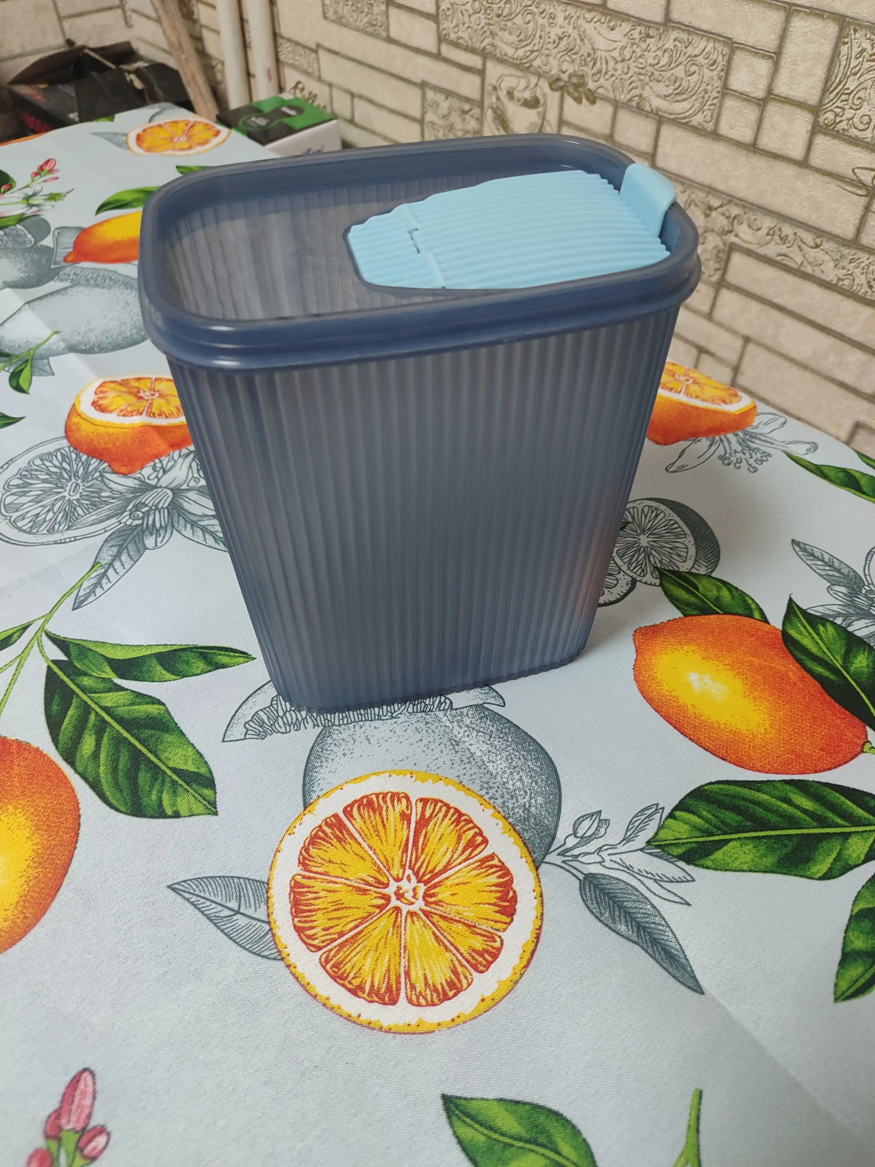Konteyner plastik quyma mahsulotlar, don, kukun, uy kimyoviy moddalarini saqlash uchun