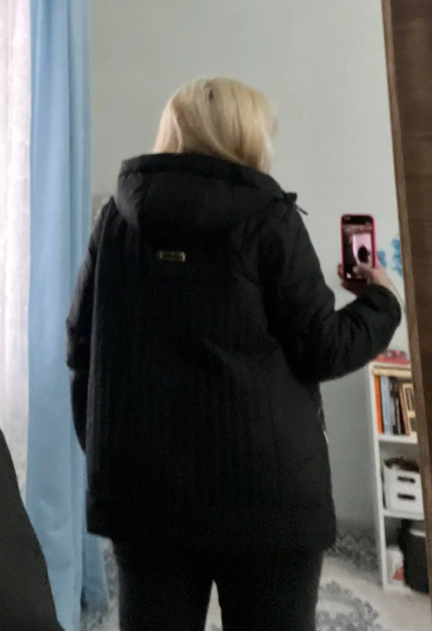 Ayollar qishki kurtkasi, 70 sm, qomatni ixcham ko‘rsatuvchi chokli