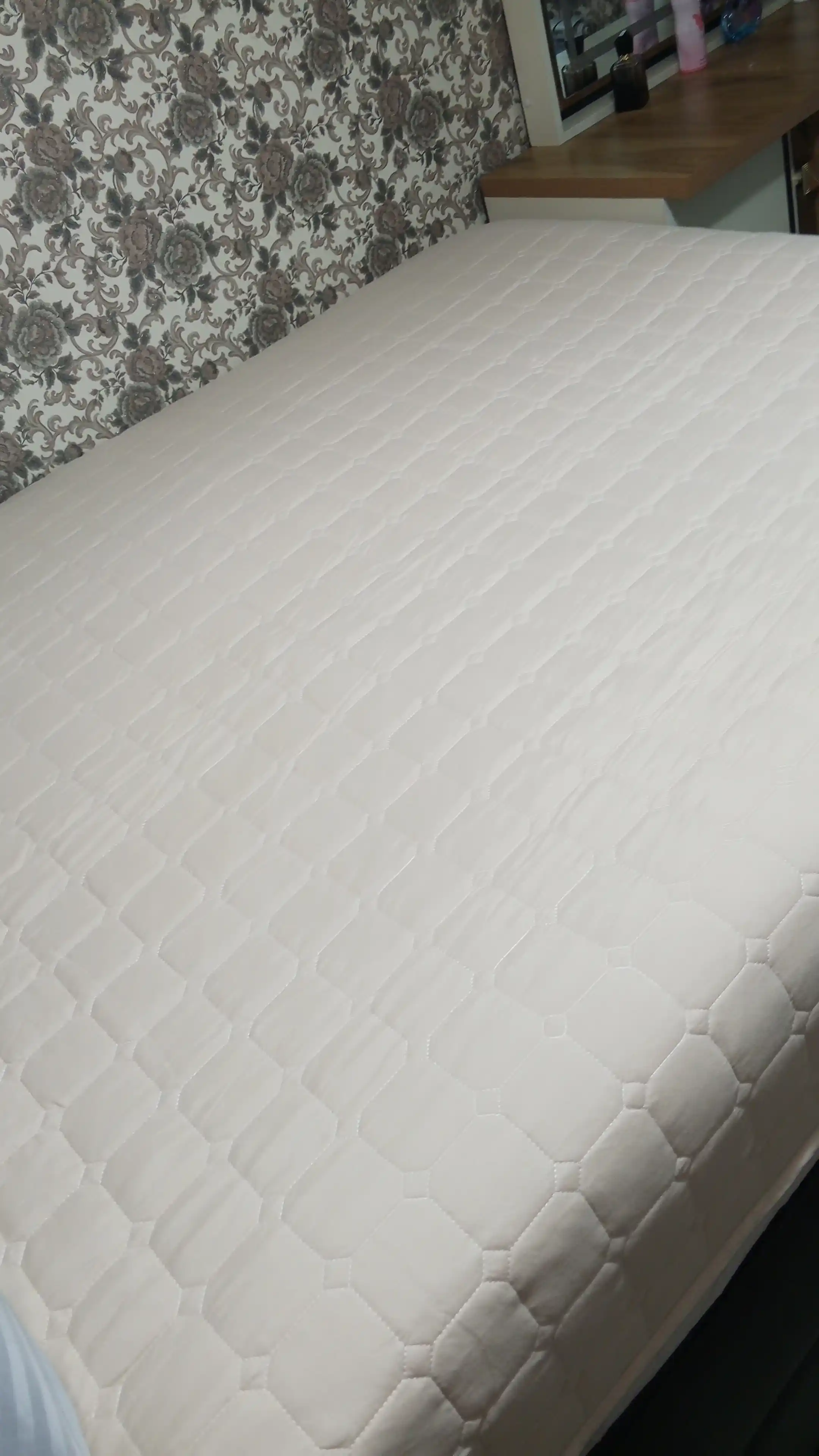 Yon tomoni bilan matras ustki qismi, yumshoq, tikilgan, paxtadan foydalanilgan